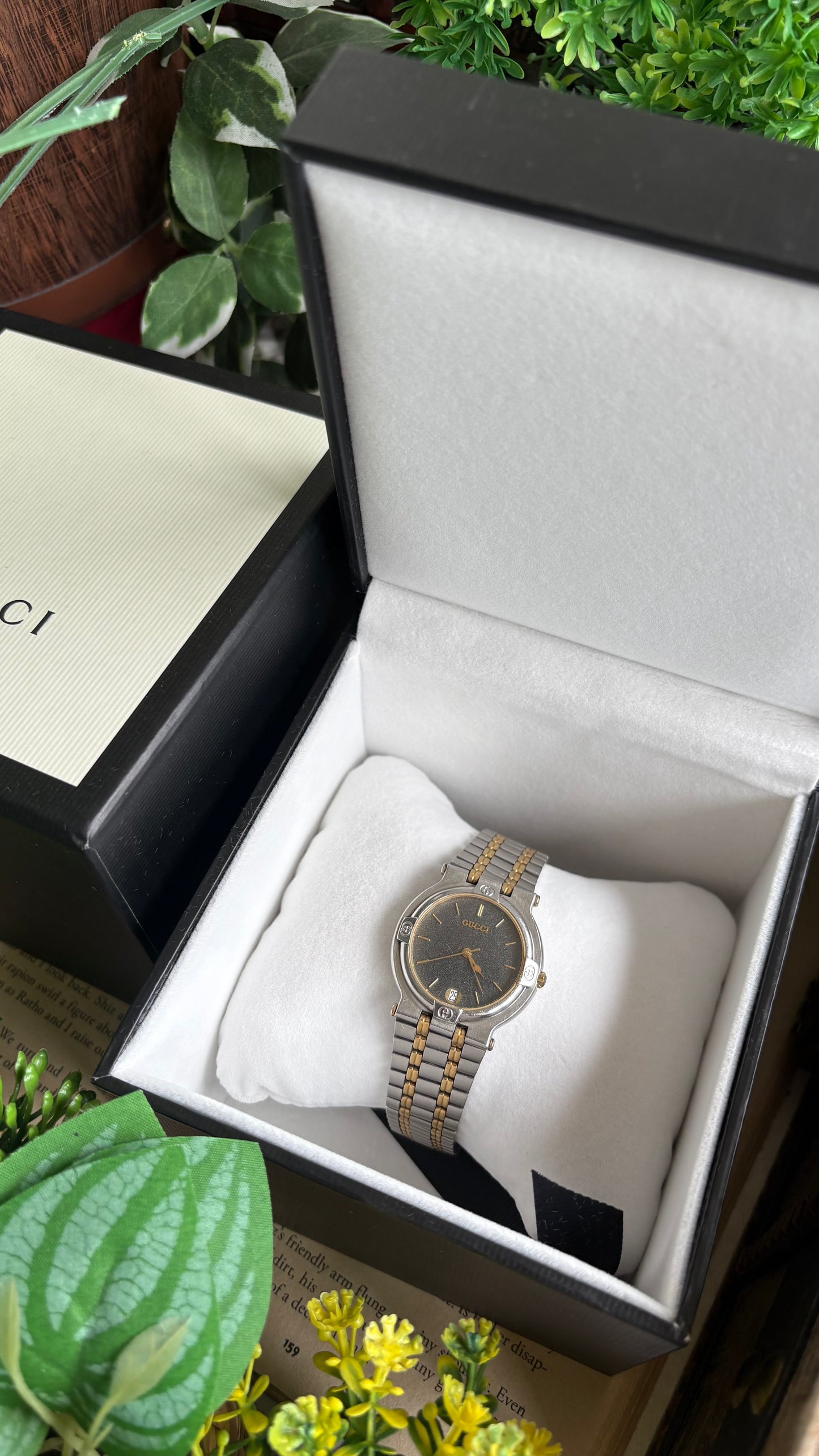 Vintage Gucci 9000L Swiss Watch in Two Tone Black Glittered Dial with Gucci Box