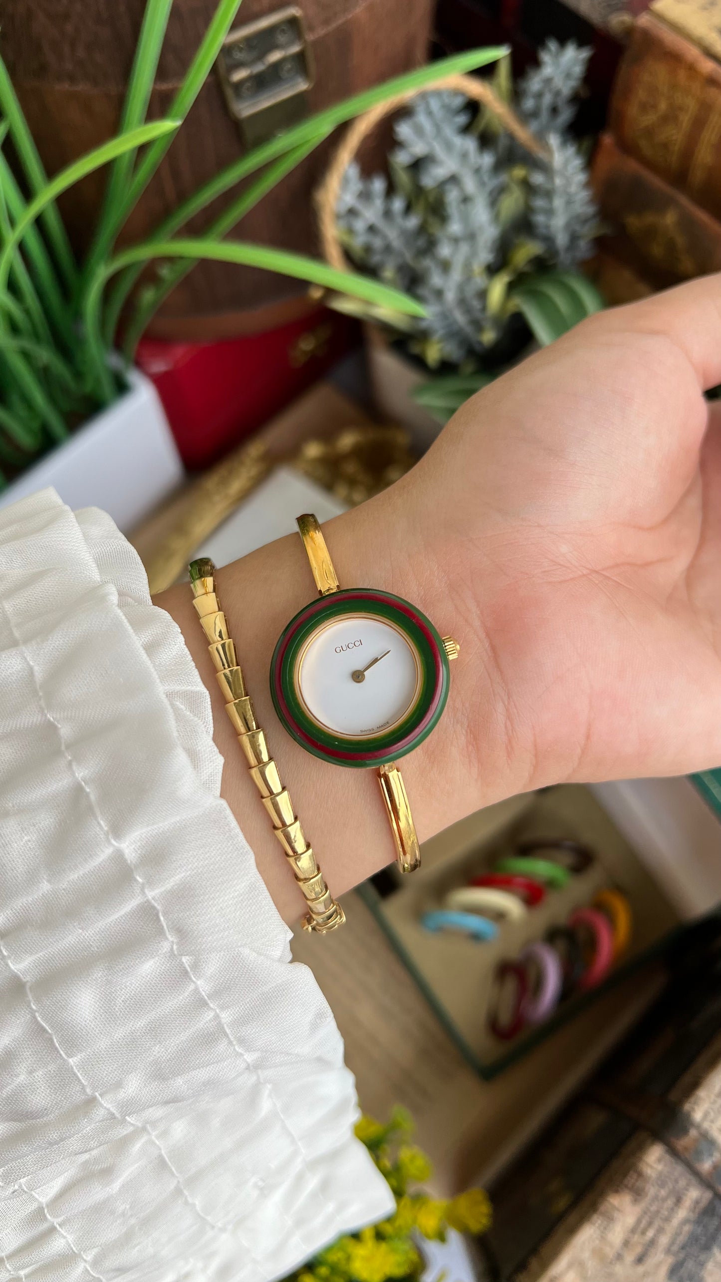 Vintage Gucci 1100L Interchangeable Bezel Set Bangle Watch in Gold Tone