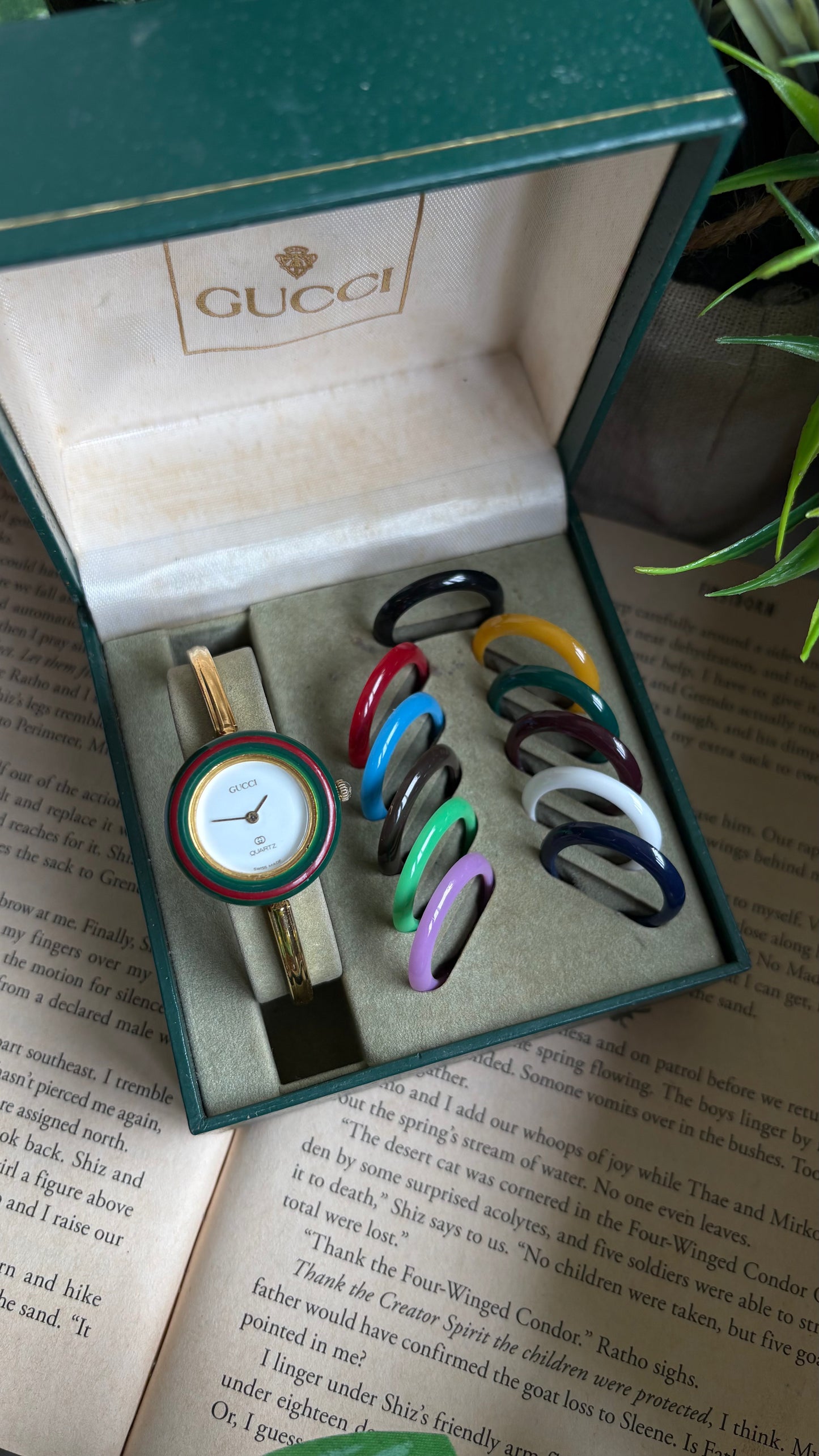 Vintage Gucci 1100L Interchangeable Bezel Set Bangle Watch in Gold Tone