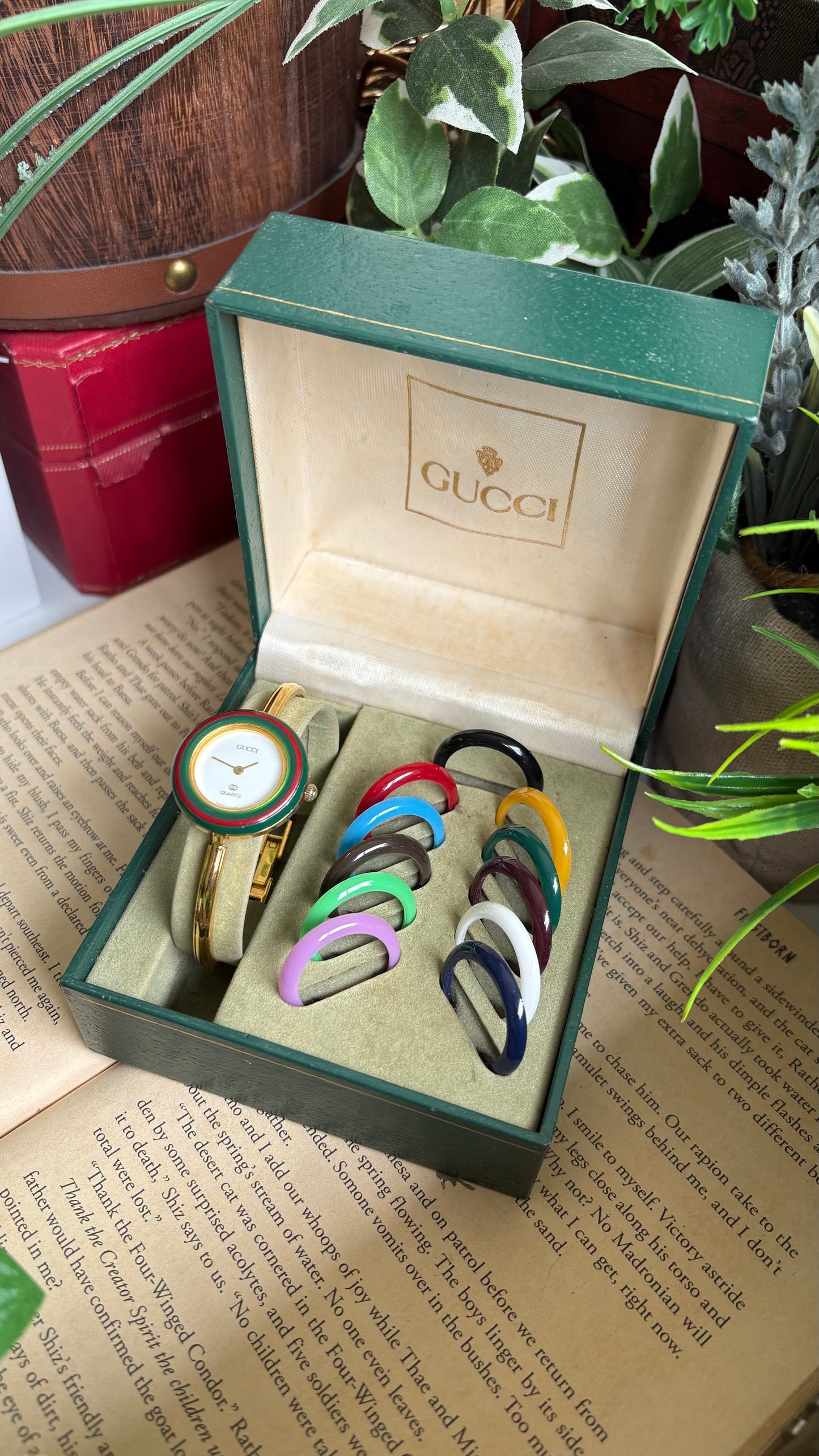 Vintage Gucci 1100L Interchangeable Bezel Set Bangle Watch in Gold Tone