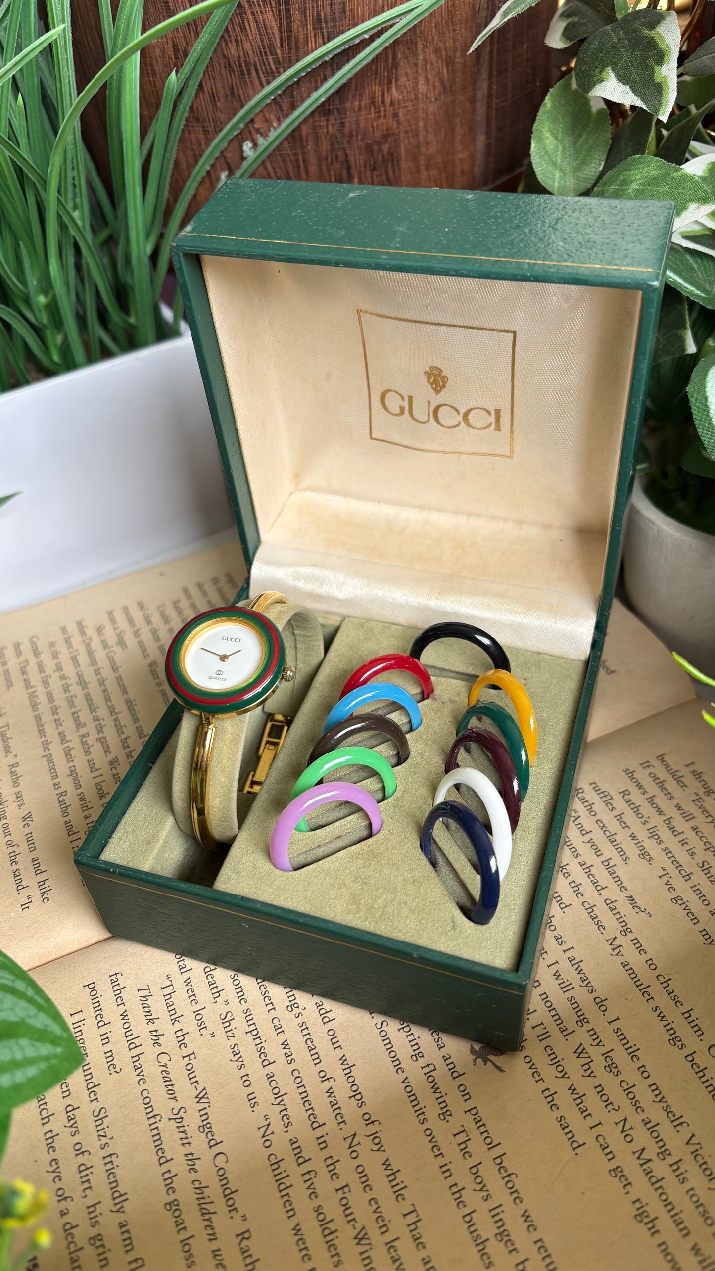 Vintage Gucci 1100L Interchangeable Bezel Set Bangle Watch in Gold Tone