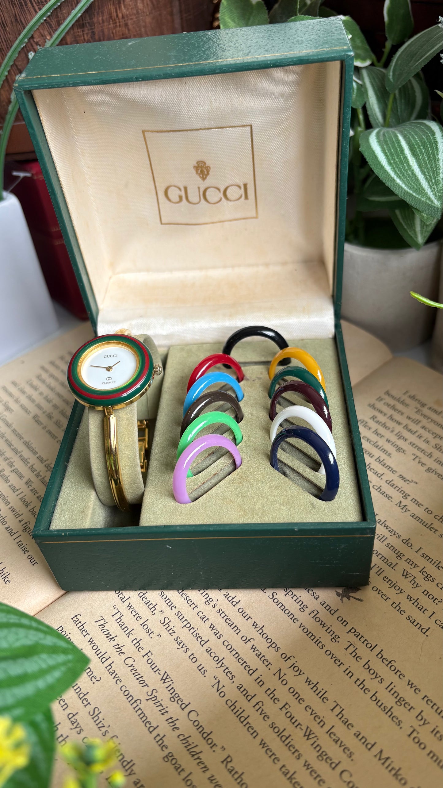 Vintage Gucci 1100L Interchangeable Bezel Set Bangle Watch in Gold Tone