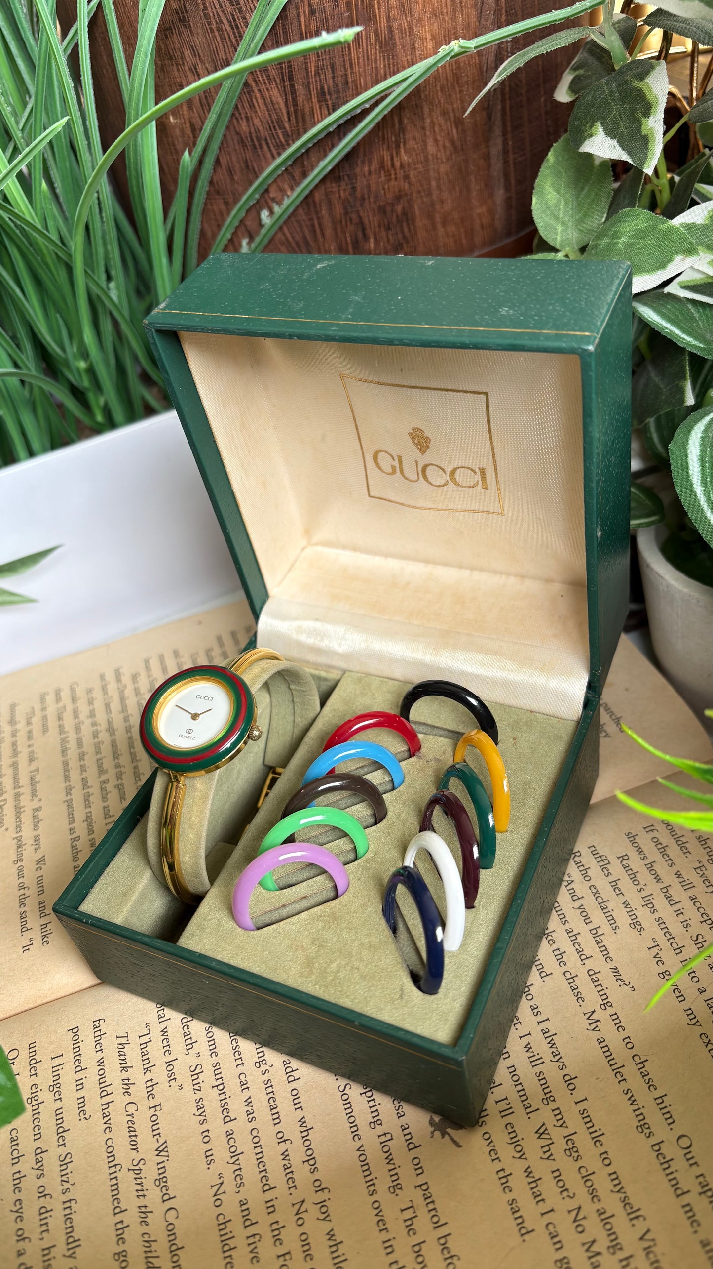 Vintage Gucci 1100L Interchangeable Bezel Set Bangle Watch in Gold Tone