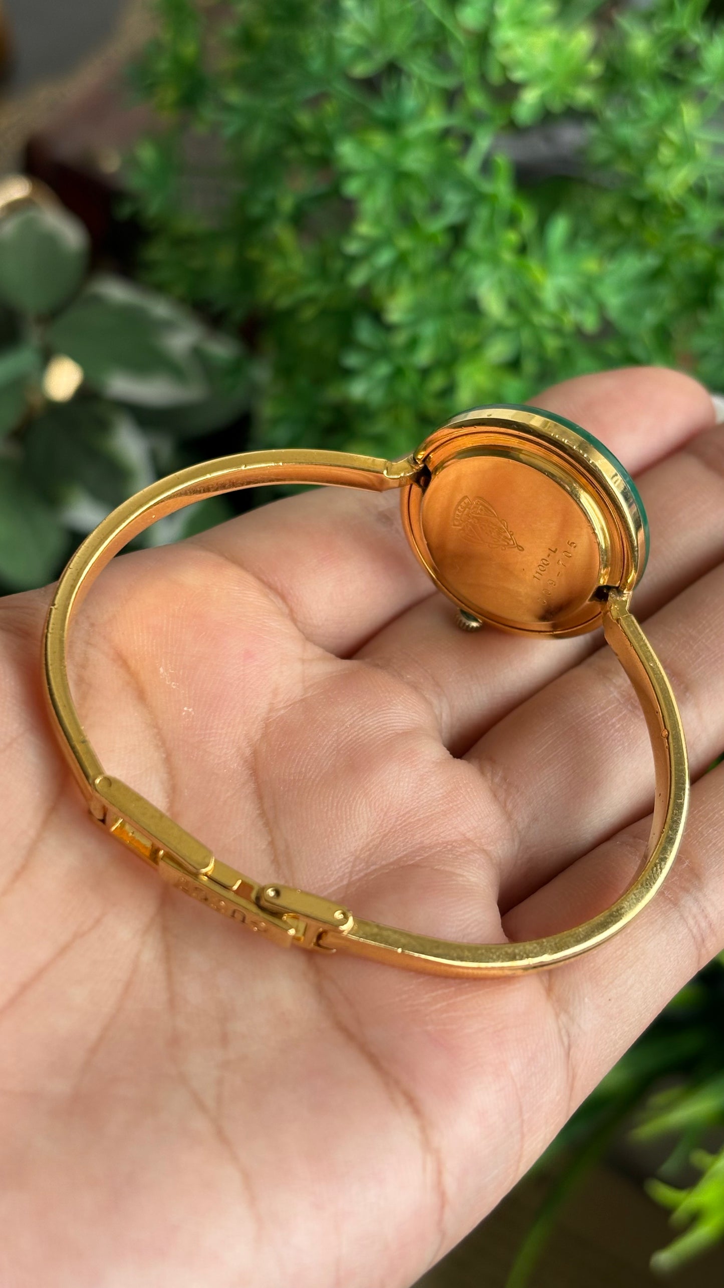 Vintage Gucci 1100L Interchangeable Bezel Set Bangle Watch in Gold Tone