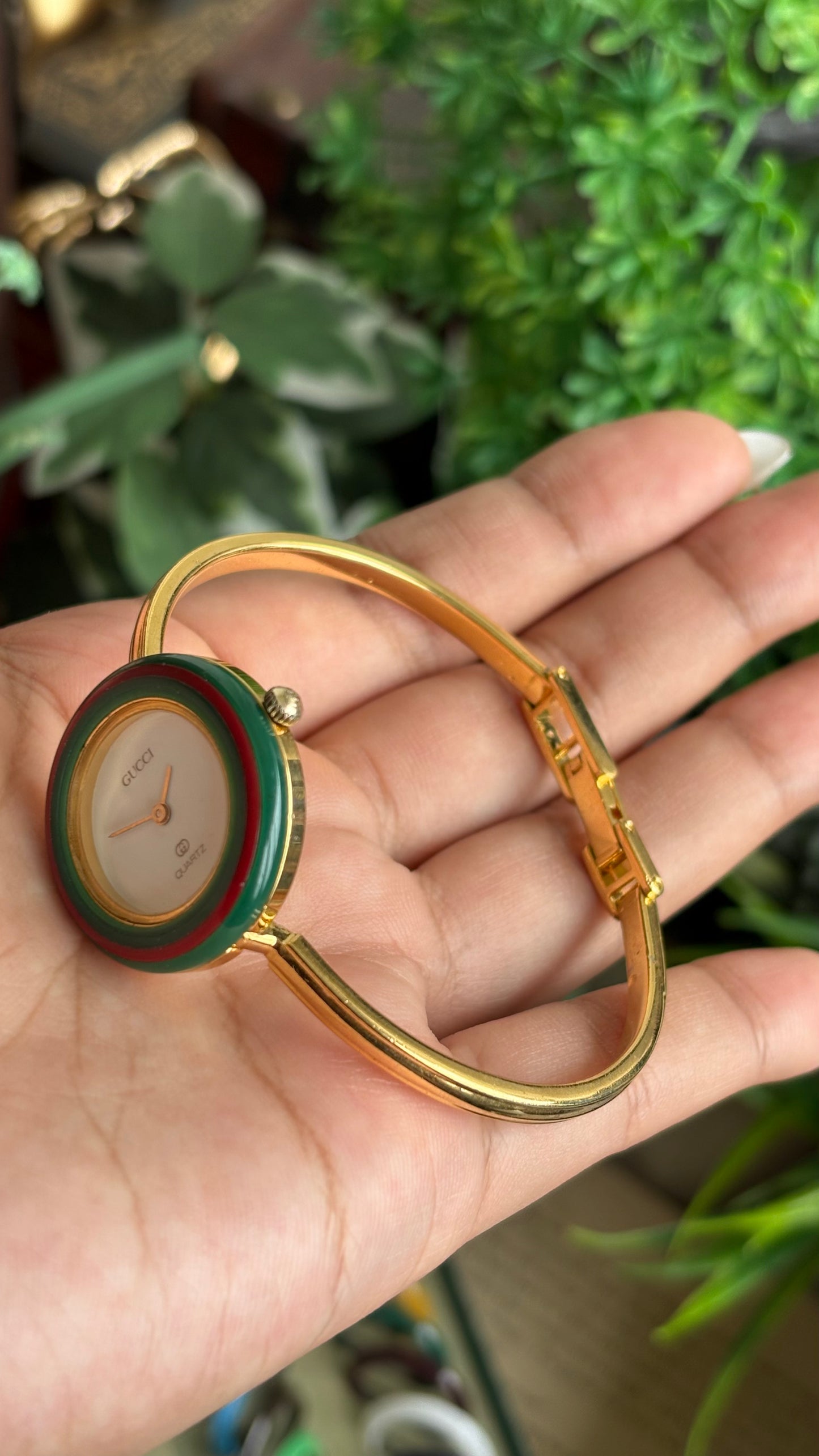 Vintage Gucci 1100L Interchangeable Bezel Set Bangle Watch in Gold Tone