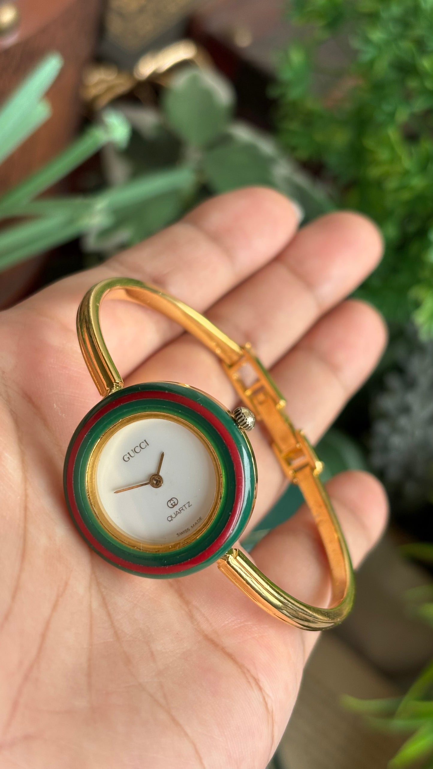 Vintage Gucci 1100L Interchangeable Bezel Set Bangle Watch in Gold Tone