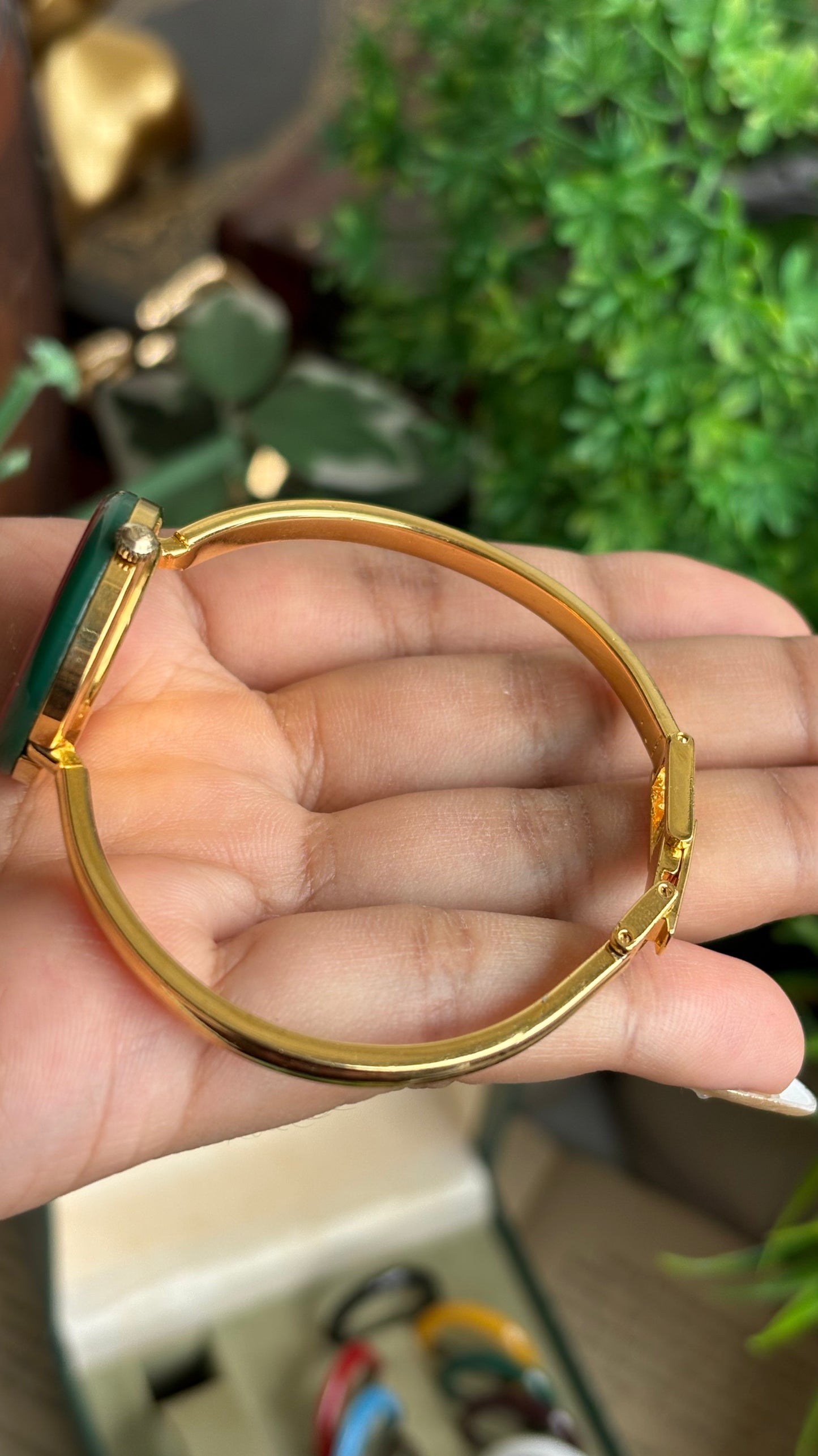 Vintage Gucci 1100L Interchangeable Bezel Set Bangle Watch in Gold Tone