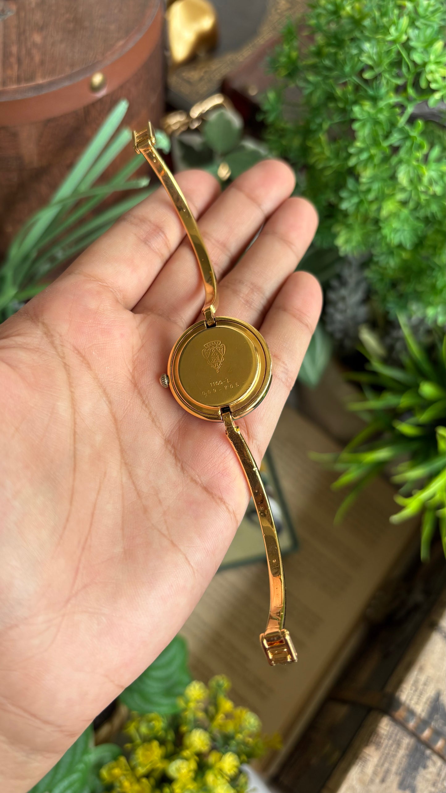 Vintage Gucci 1100L Interchangeable Bezel Set Bangle Watch in Gold Tone