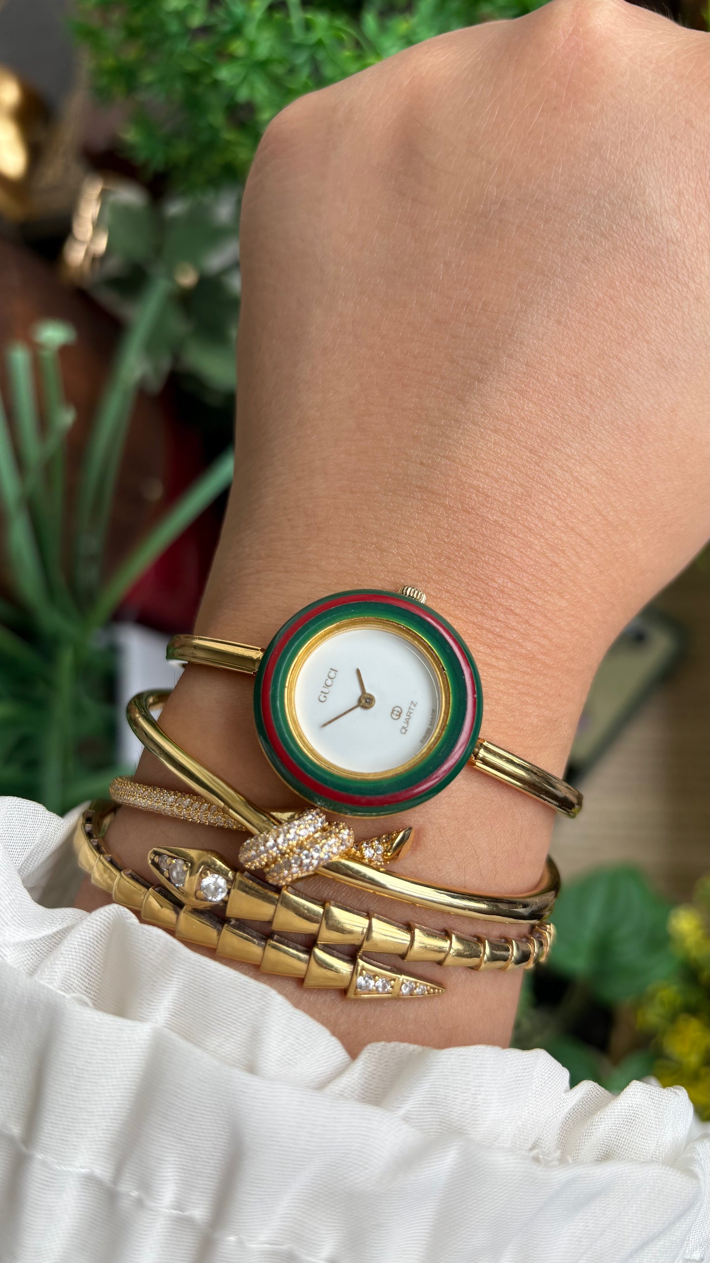 Vintage Gucci 1100L Interchangeable Bezel Set Bangle Watch in Gold Tone