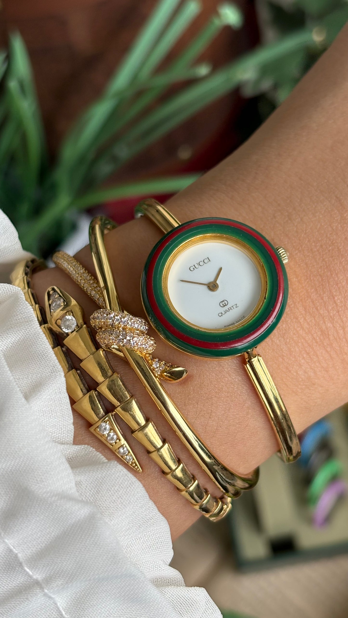 Vintage Gucci 1100L Interchangeable Bezel Set Bangle Watch in Gold Tone