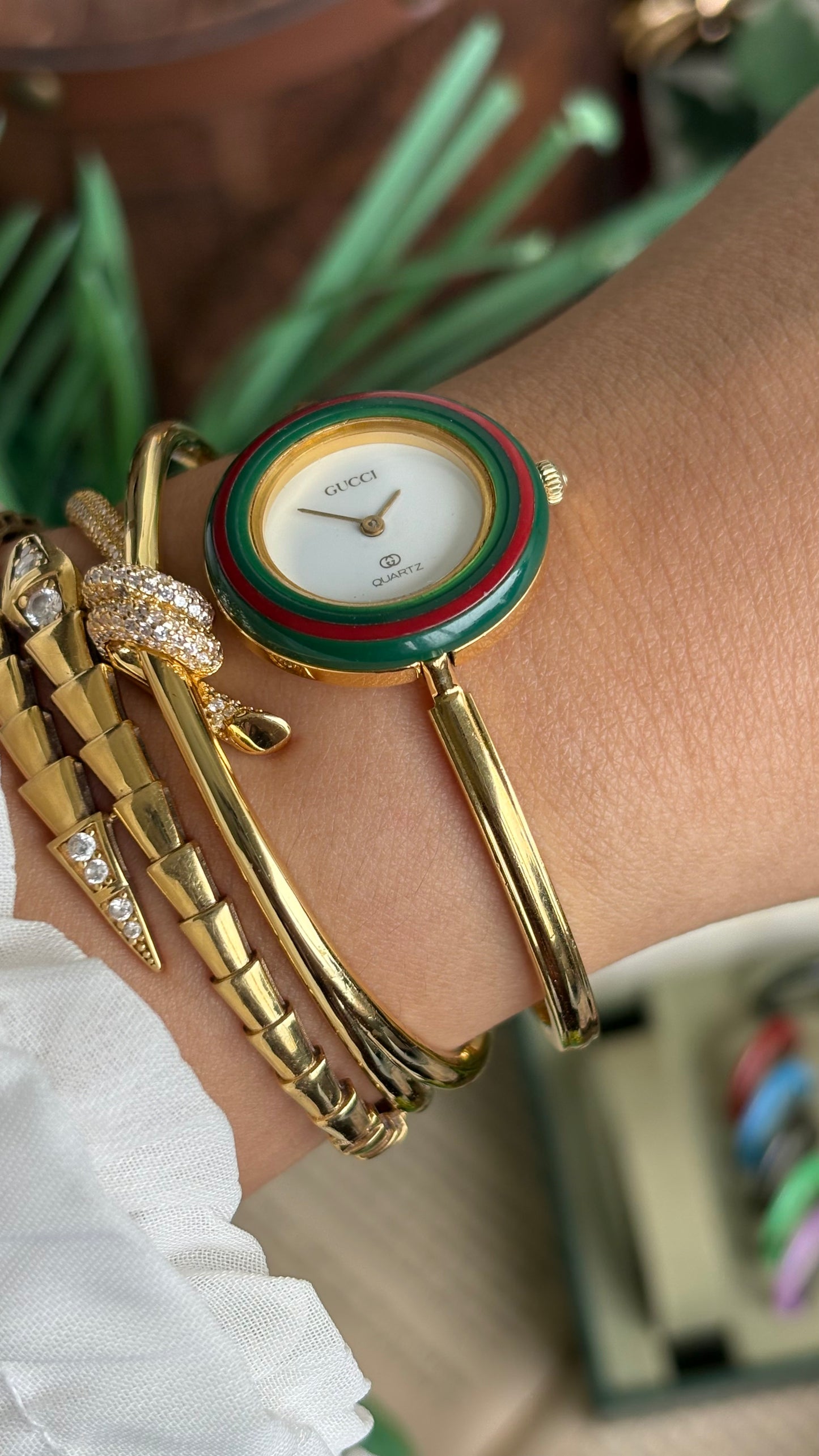 Vintage Gucci 1100L Interchangeable Bezel Set Bangle Watch in Gold Tone