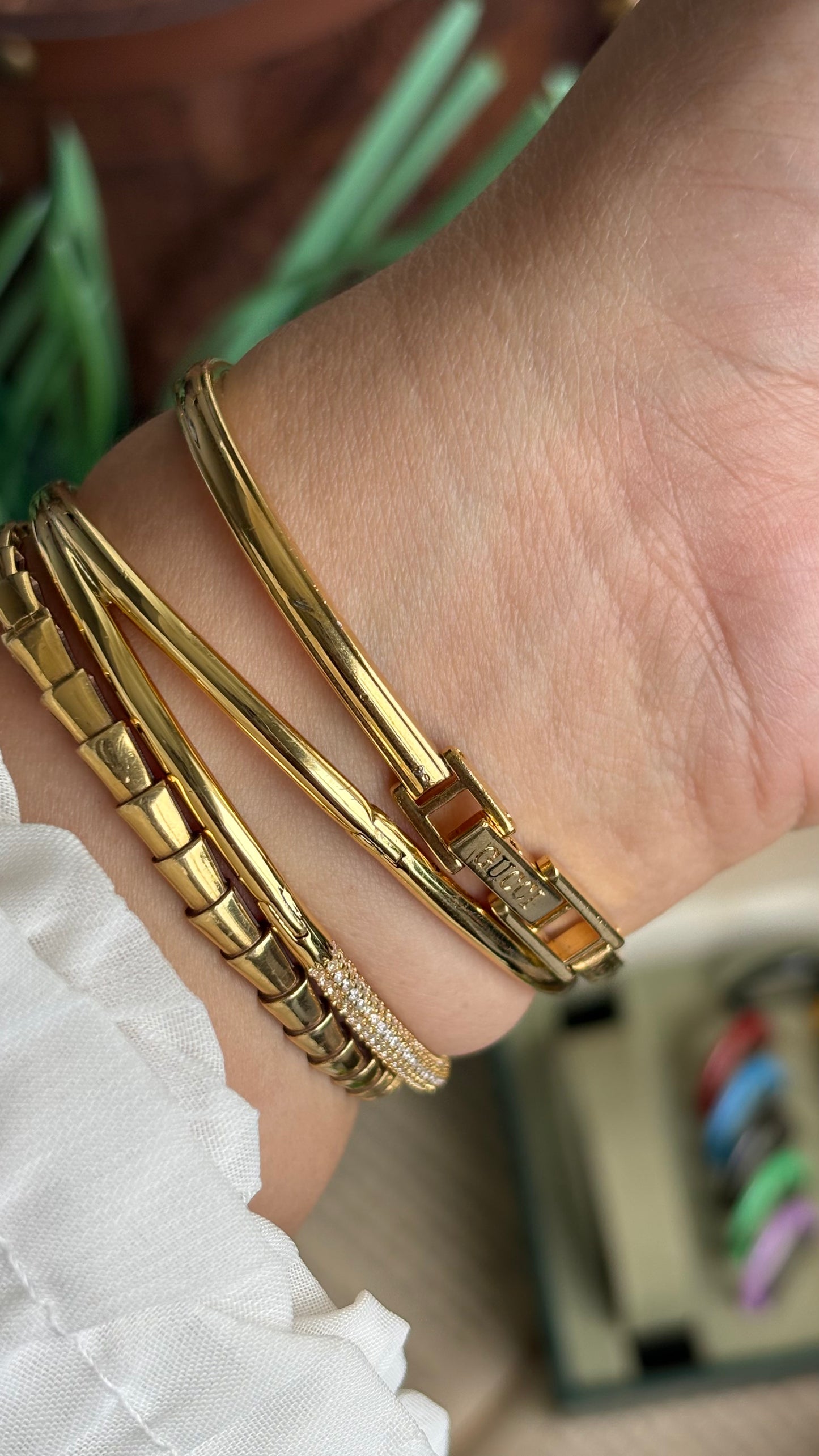 Vintage Gucci 1100L Interchangeable Bezel Set Bangle Watch in Gold Tone