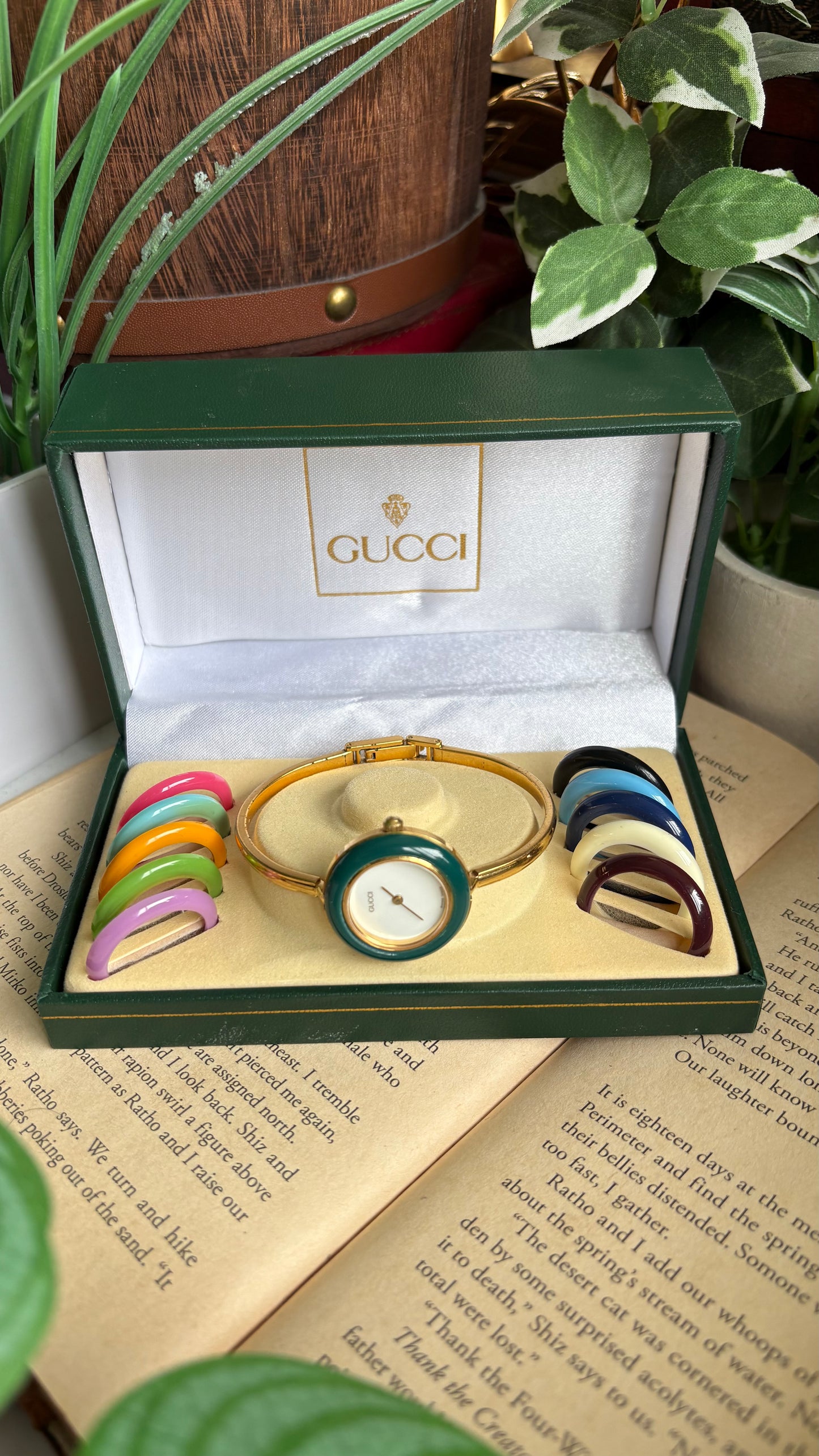 Vintage Gucci 1100L Interchangeable Bezel Set Bangle Watch in Gold Tone