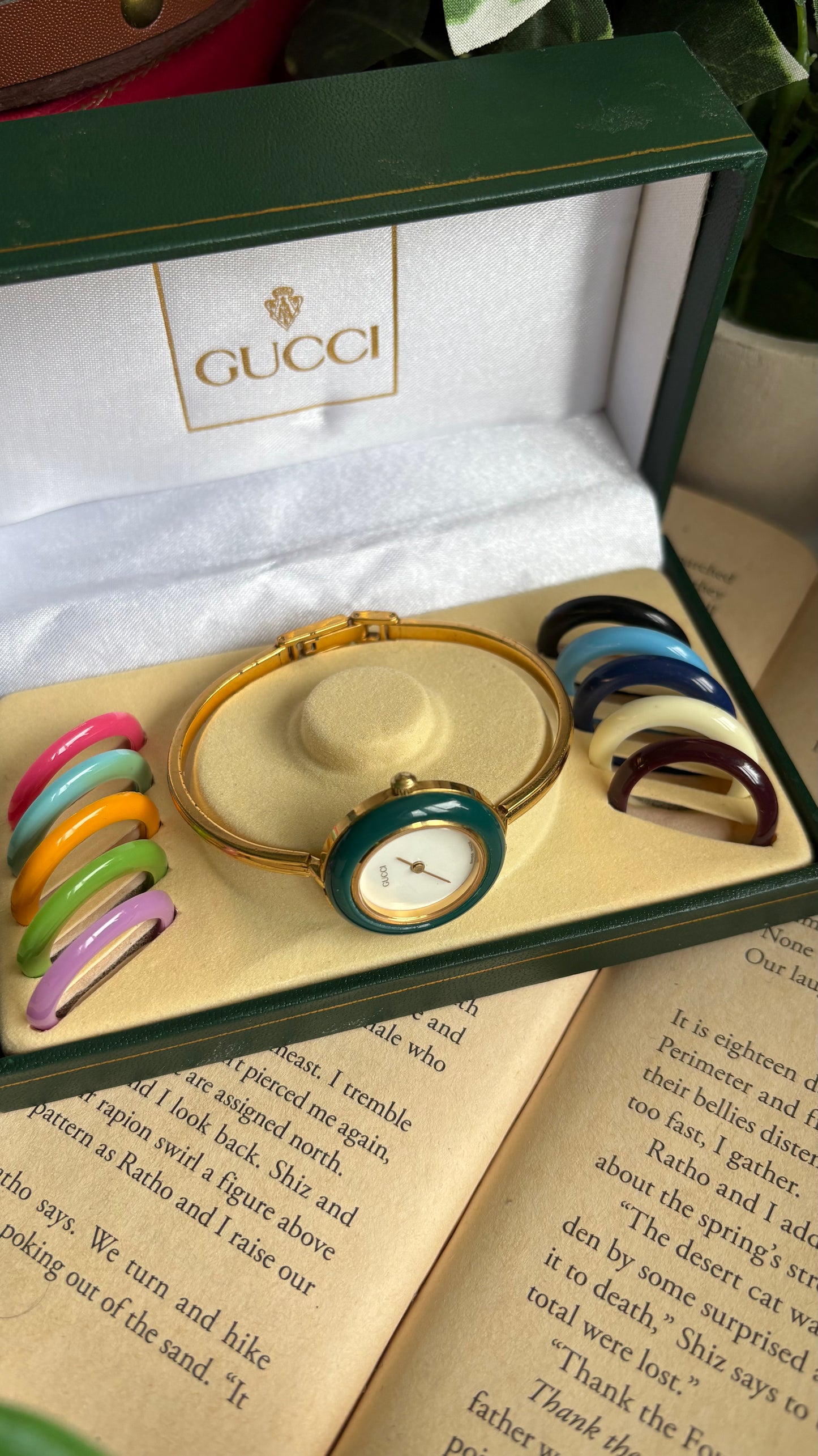 Vintage Gucci 1100L Interchangeable Bezel Set Bangle Watch in Gold Tone