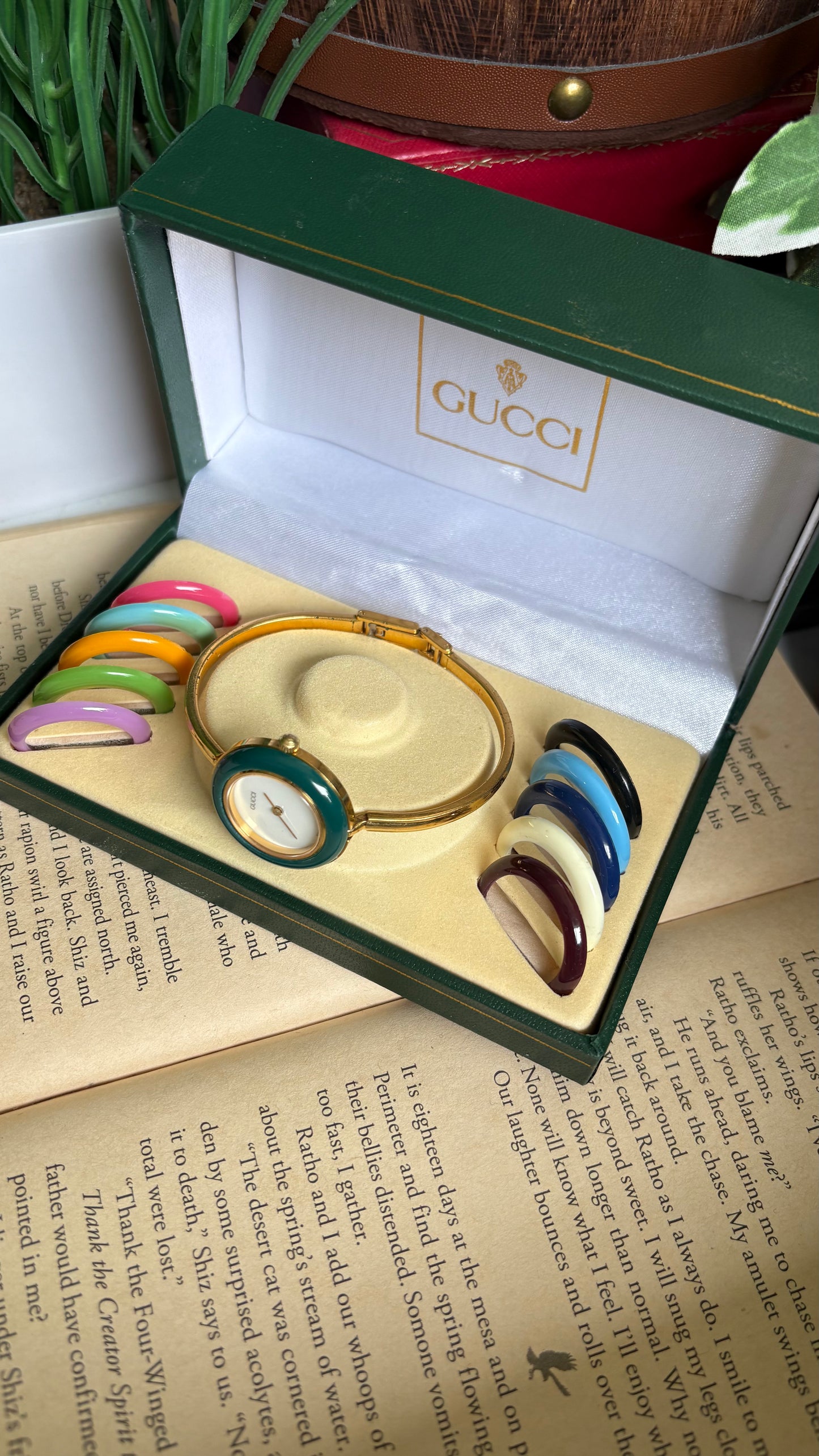 Vintage Gucci 1100L Interchangeable Bezel Set Bangle Watch in Gold Tone