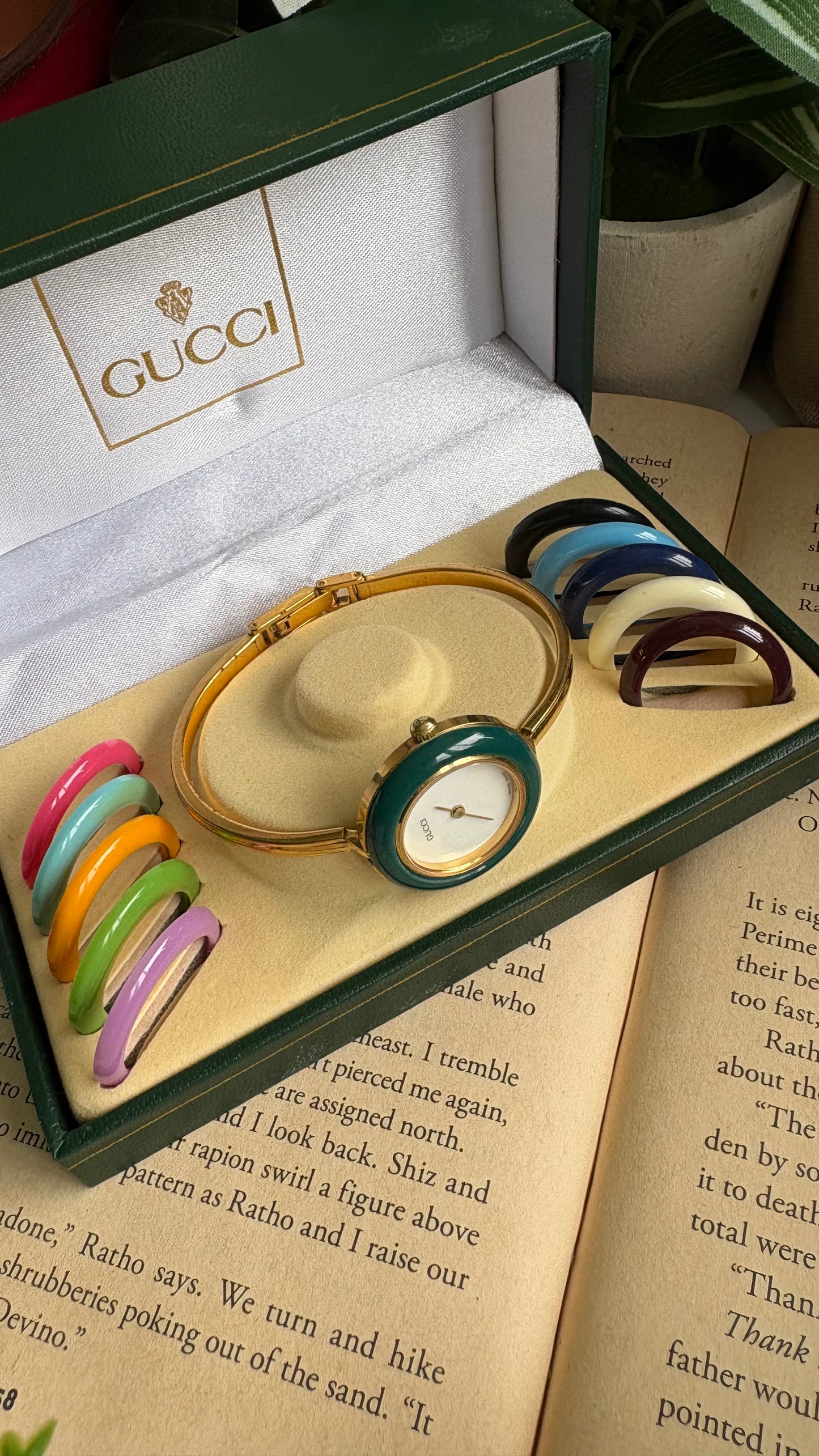 Vintage Gucci 1100L Interchangeable Bezel Set Bangle Watch in Gold Tone