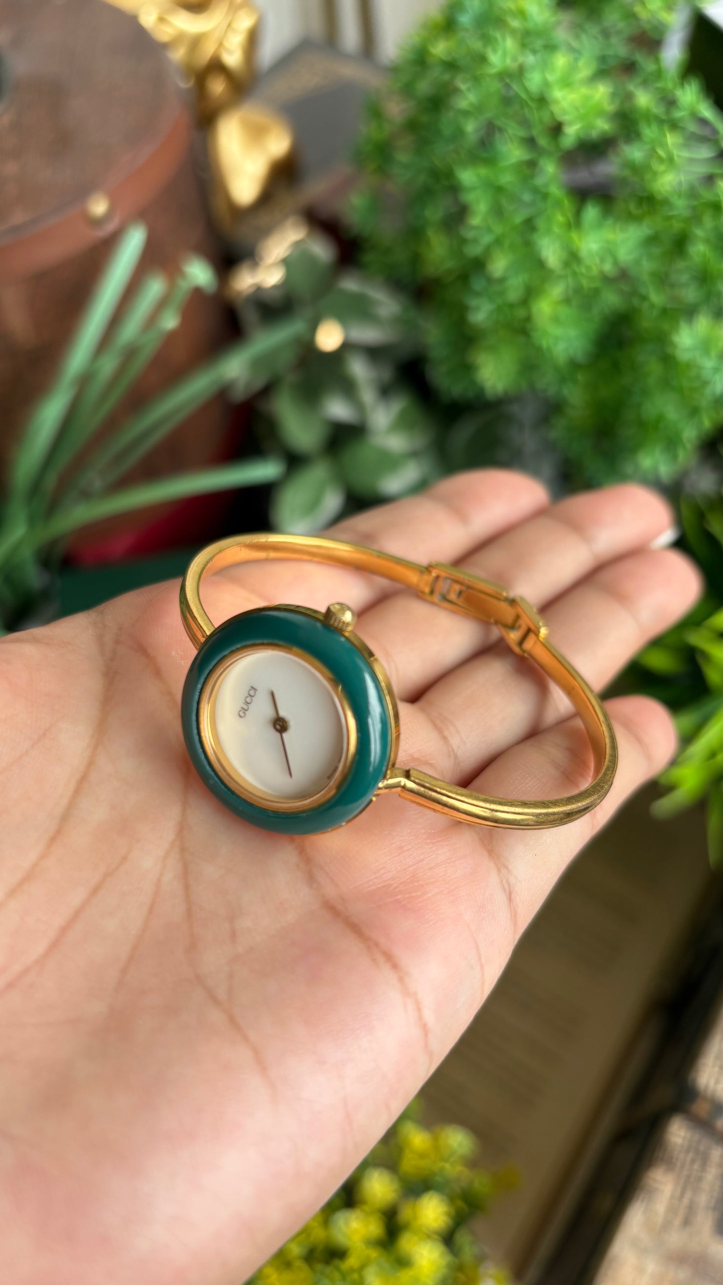 Vintage Gucci 1100L Interchangeable Bezel Set Bangle Watch in Gold Tone