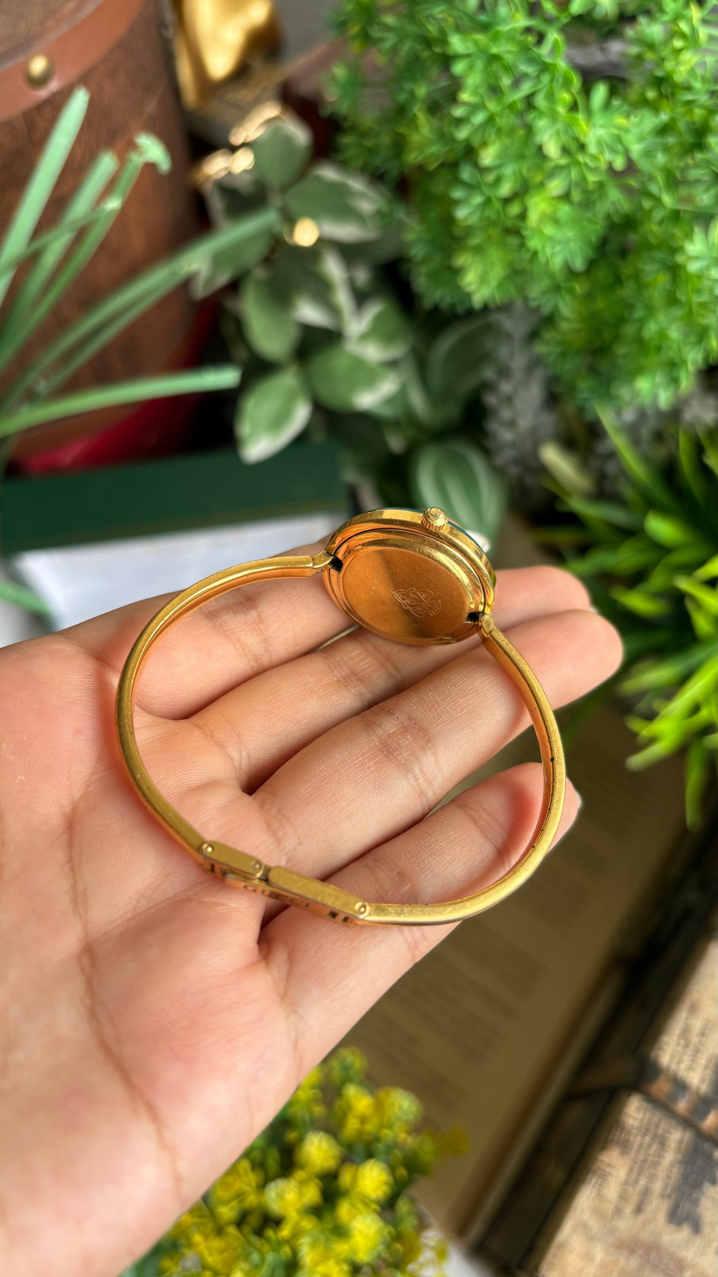 Vintage Gucci 1100L Interchangeable Bezel Set Bangle Watch in Gold Tone