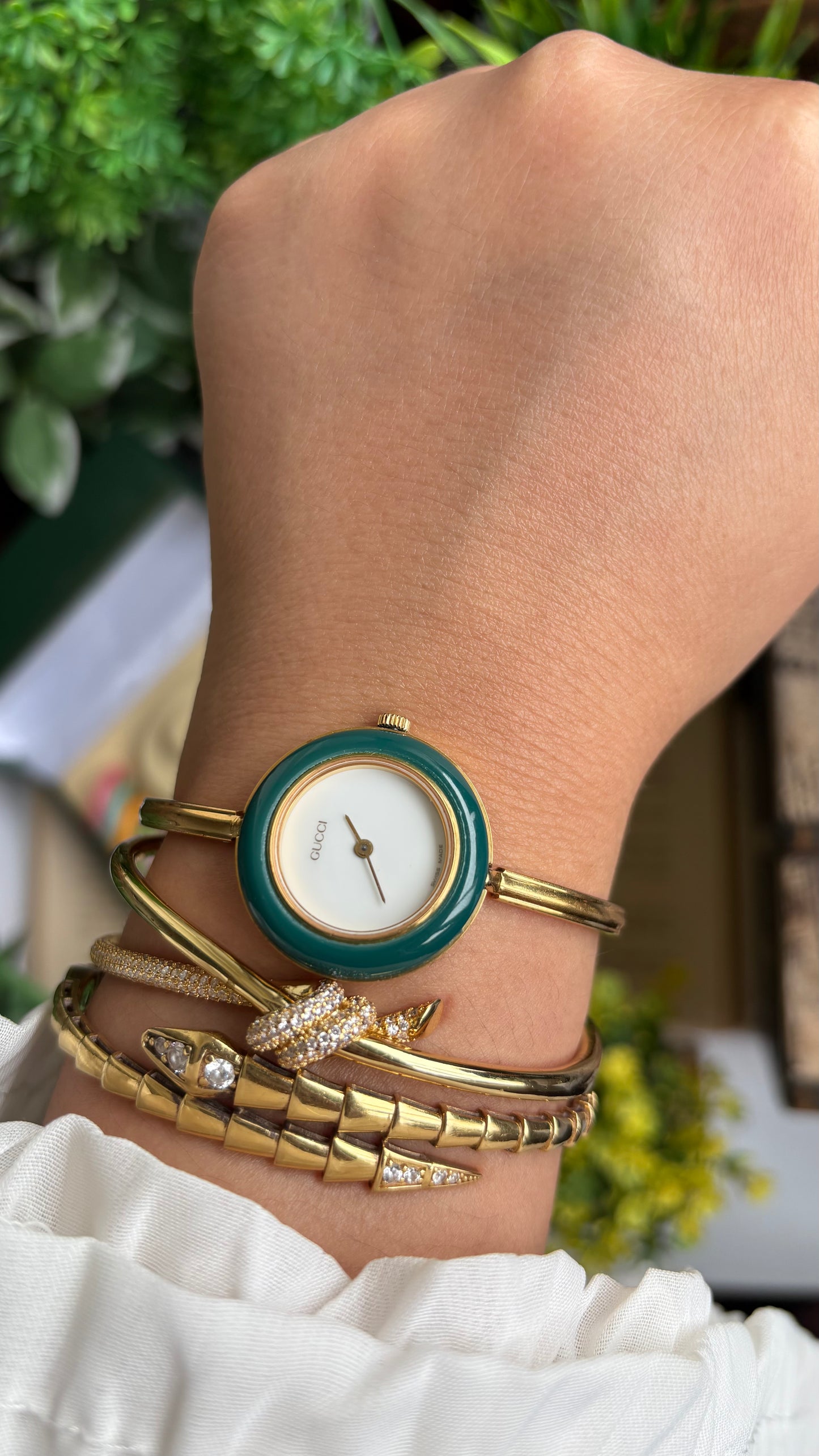 Vintage Gucci 1100L Interchangeable Bezel Set Bangle Watch in Gold Tone
