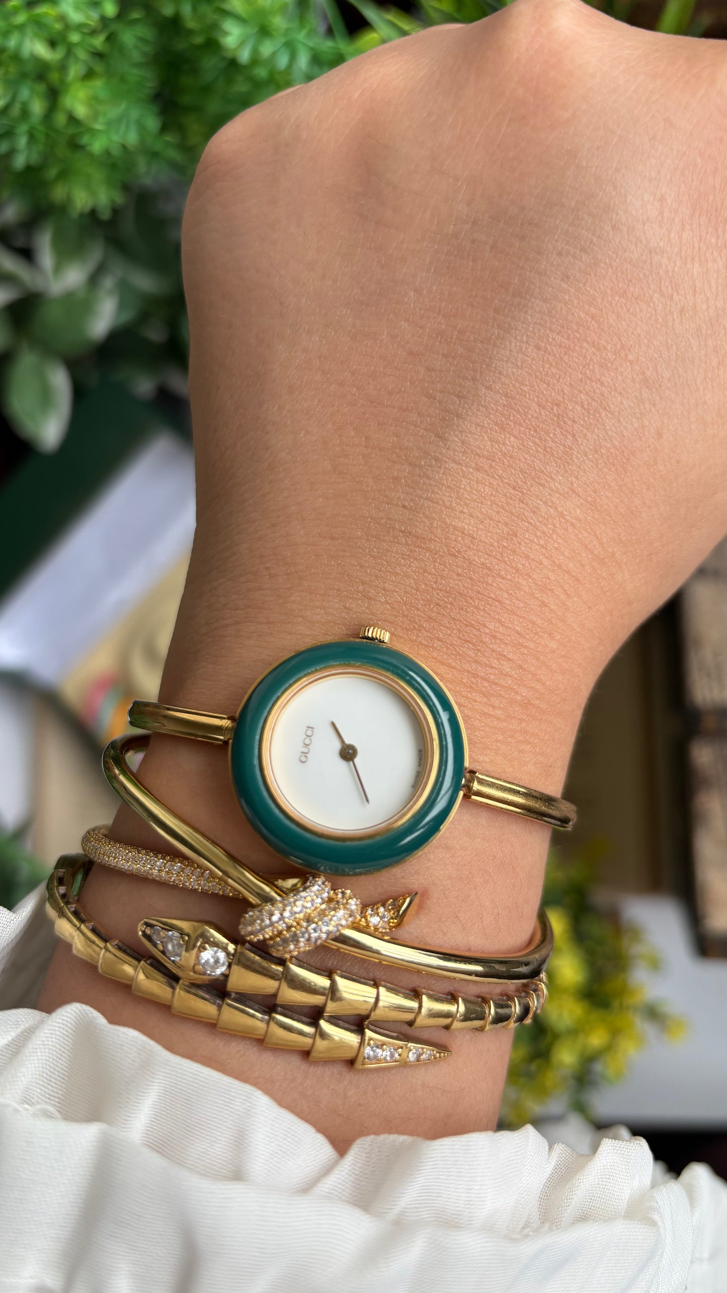 Vintage Gucci 1100L Interchangeable Bezel Set Bangle Watch in Gold Tone