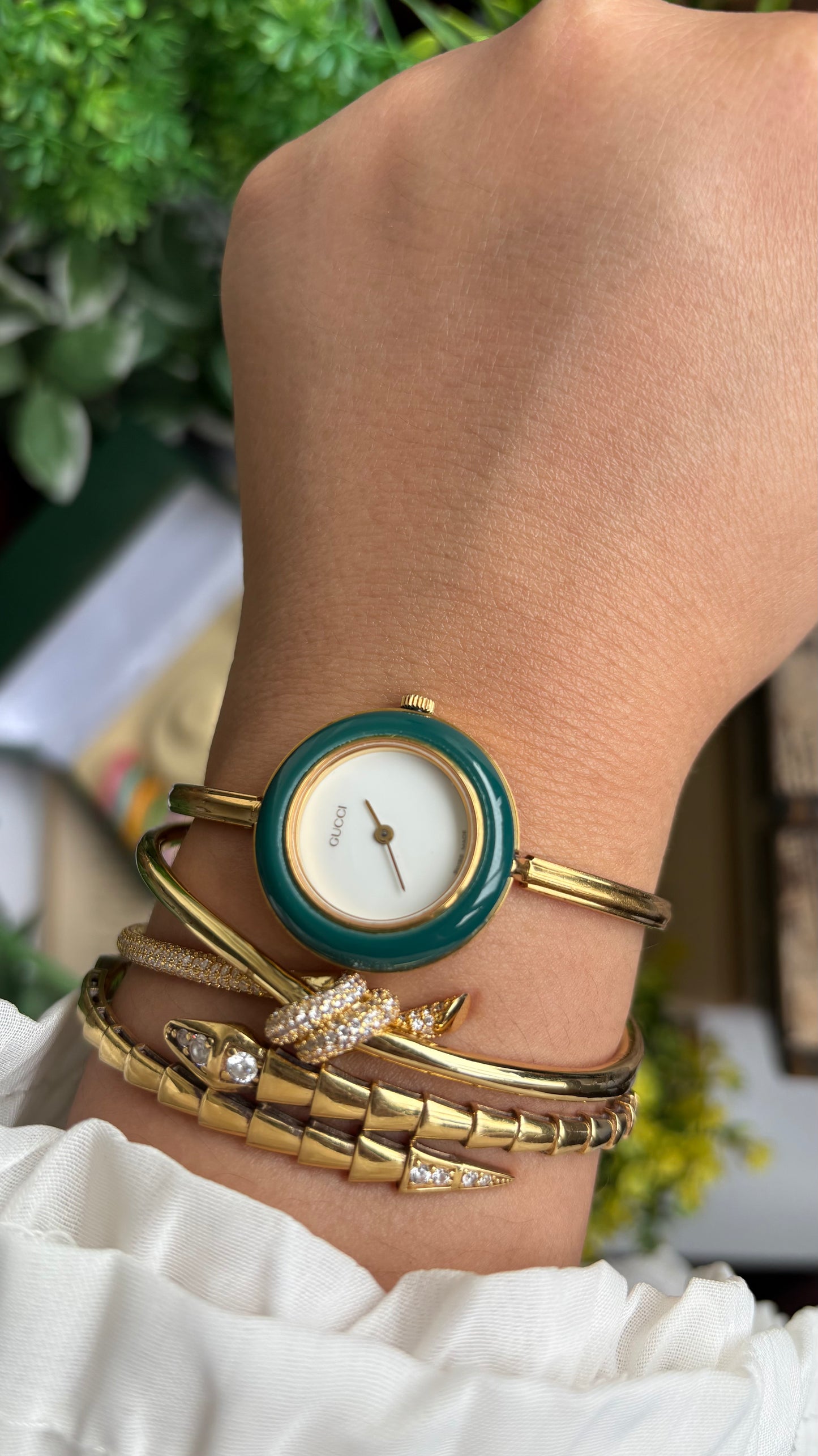 Vintage Gucci 1100L Interchangeable Bezel Set Bangle Watch in Gold Tone