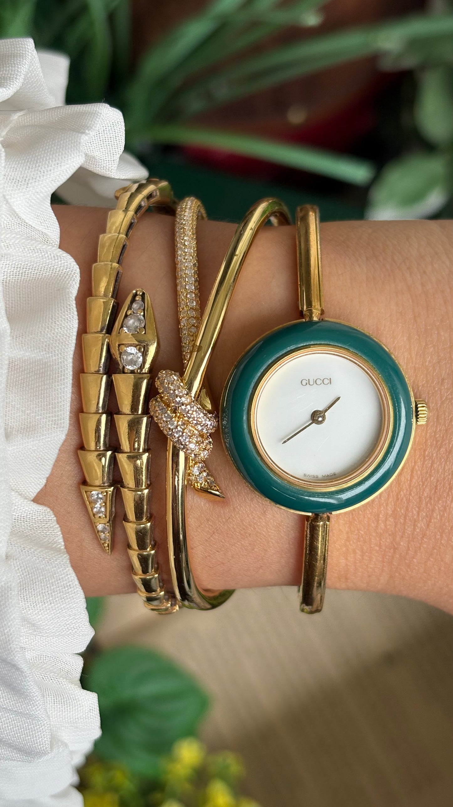 Vintage Gucci 1100L Interchangeable Bezel Set Bangle Watch in Gold Tone