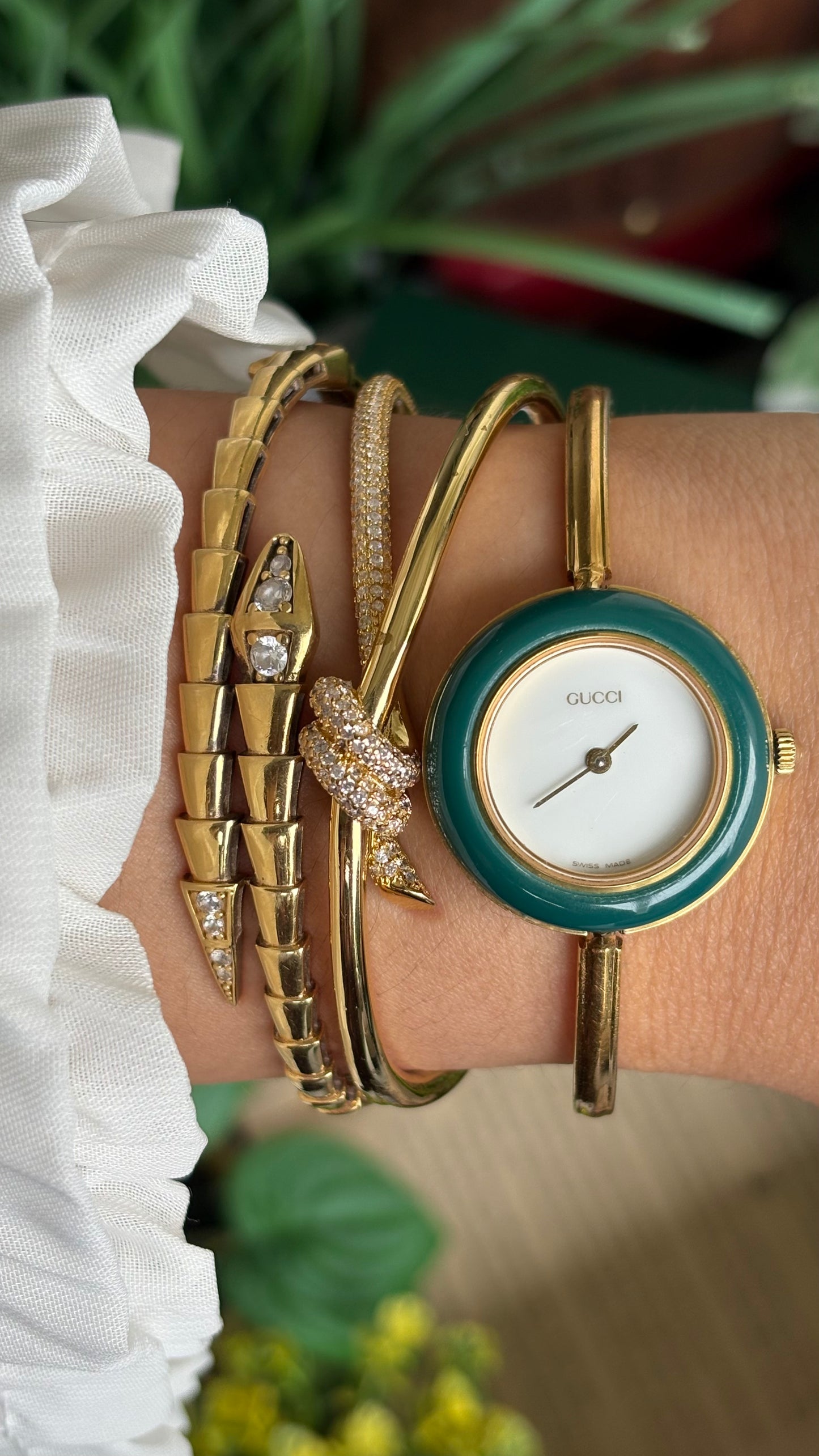 Vintage Gucci 1100L Interchangeable Bezel Set Bangle Watch in Gold Tone