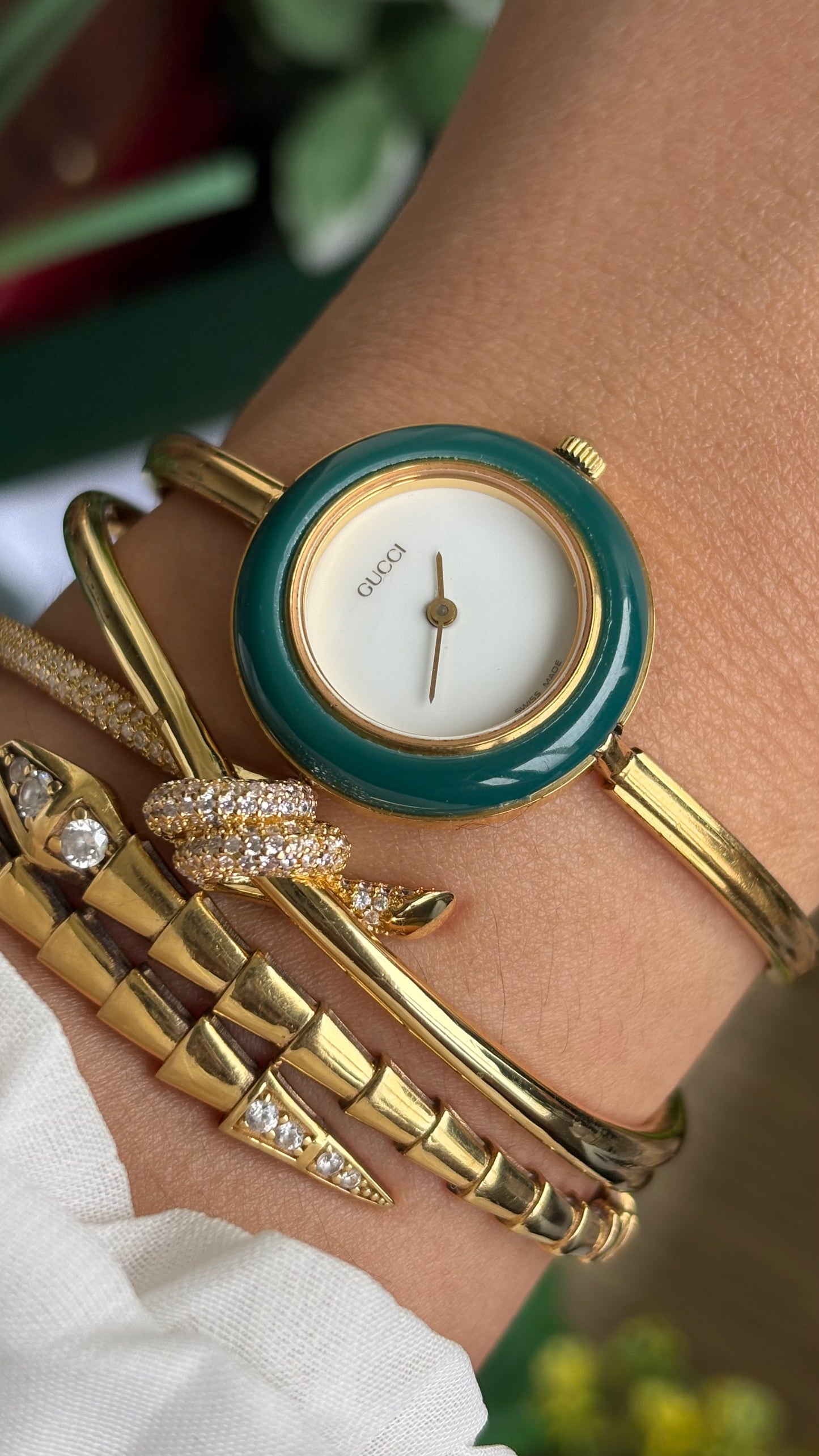 Vintage Gucci 1100L Interchangeable Bezel Set Bangle Watch in Gold Tone