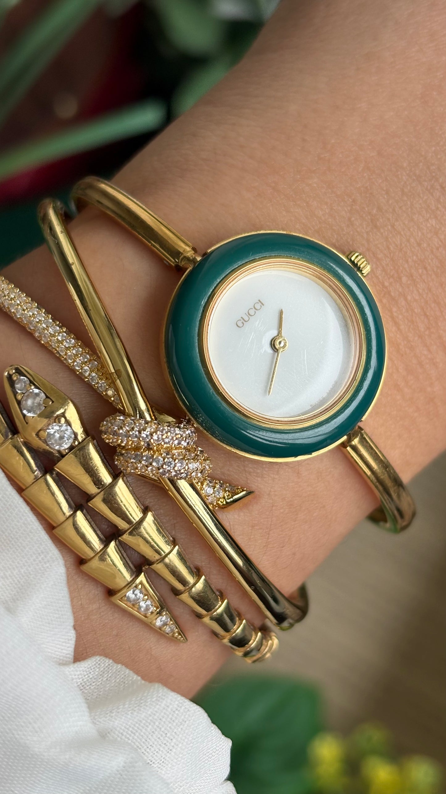 Vintage Gucci 1100L Interchangeable Bezel Set Bangle Watch in Gold Tone
