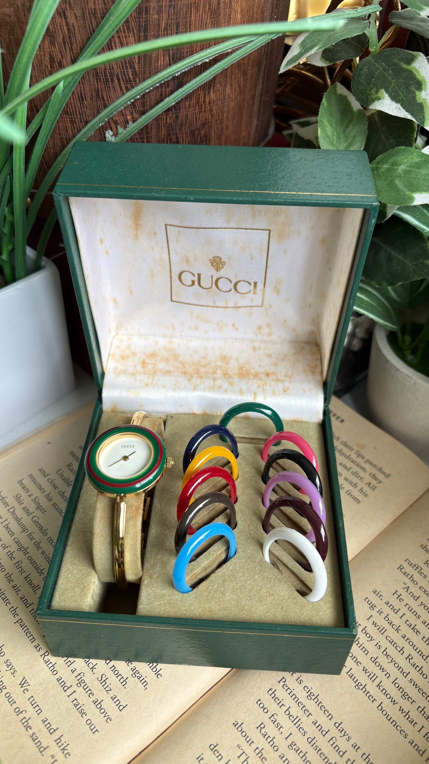 Vintage Gucci 1100L Interchangeable Bezel Set Bangle Watch in Gold Tone