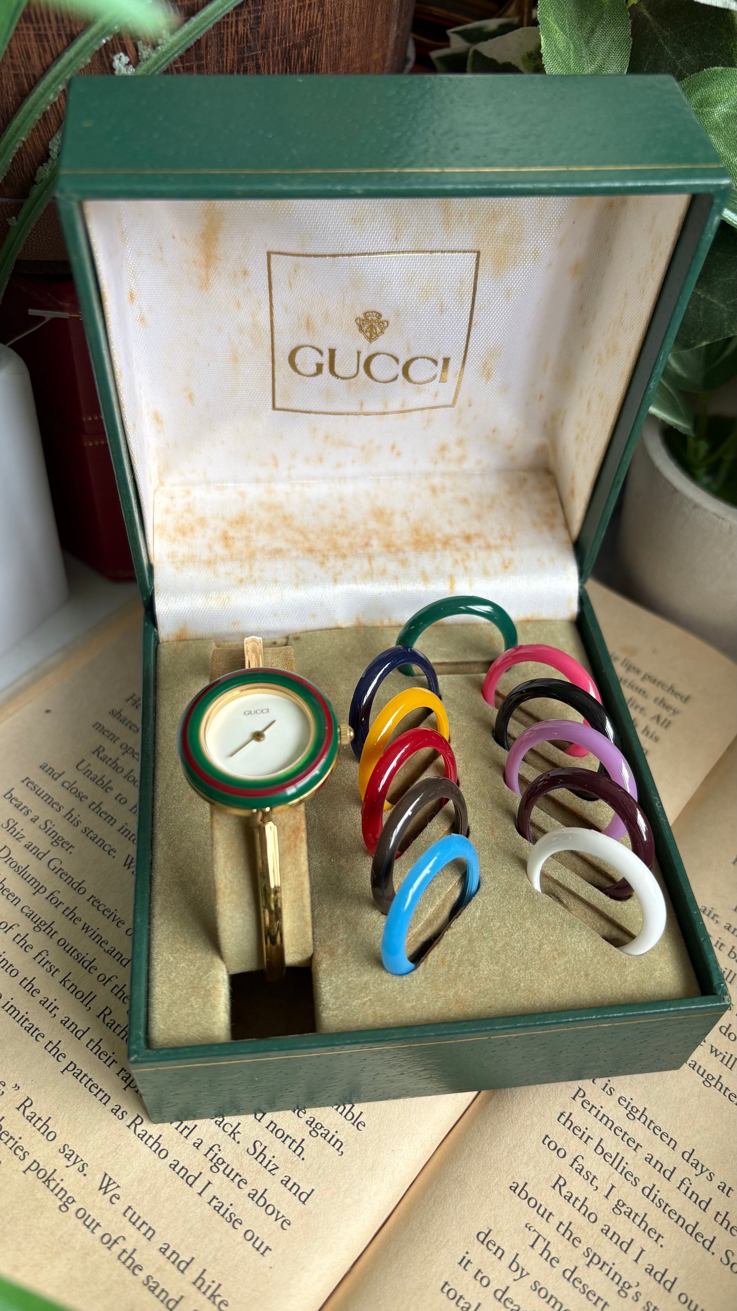 Vintage Gucci 1100L Interchangeable Bezel Set Bangle Watch in Gold Tone