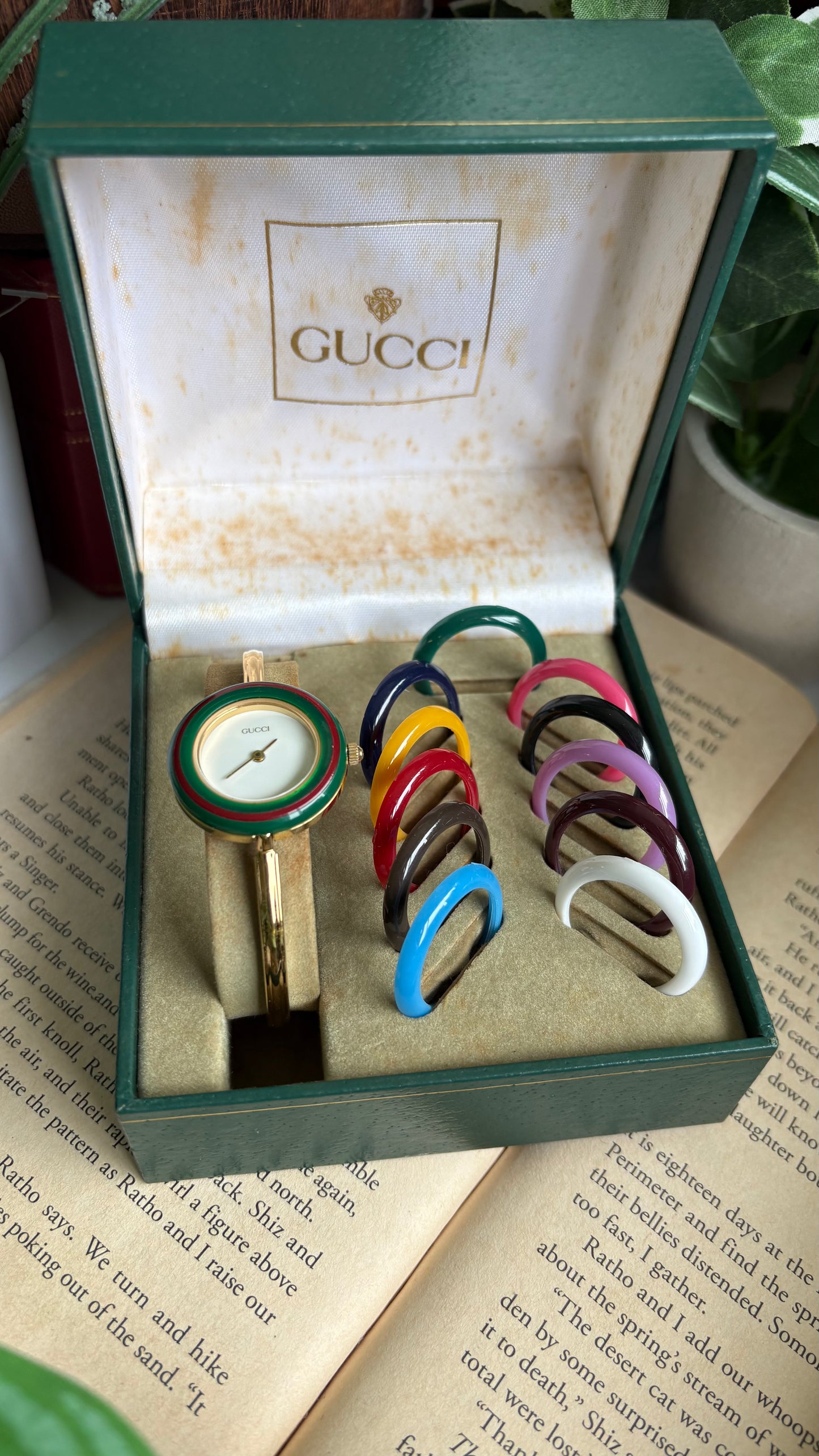 Vintage Gucci 1100L Interchangeable Bezel Set Bangle Watch in Gold Tone