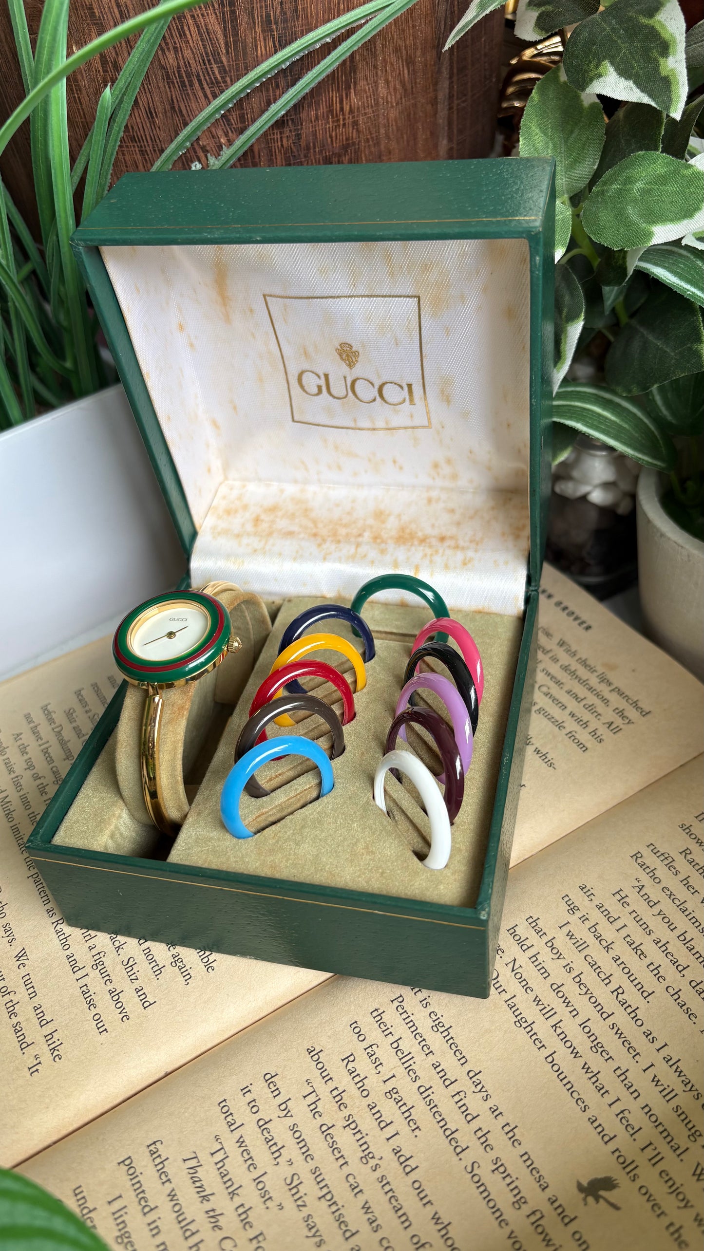 Vintage Gucci 1100L Interchangeable Bezel Set Bangle Watch in Gold Tone