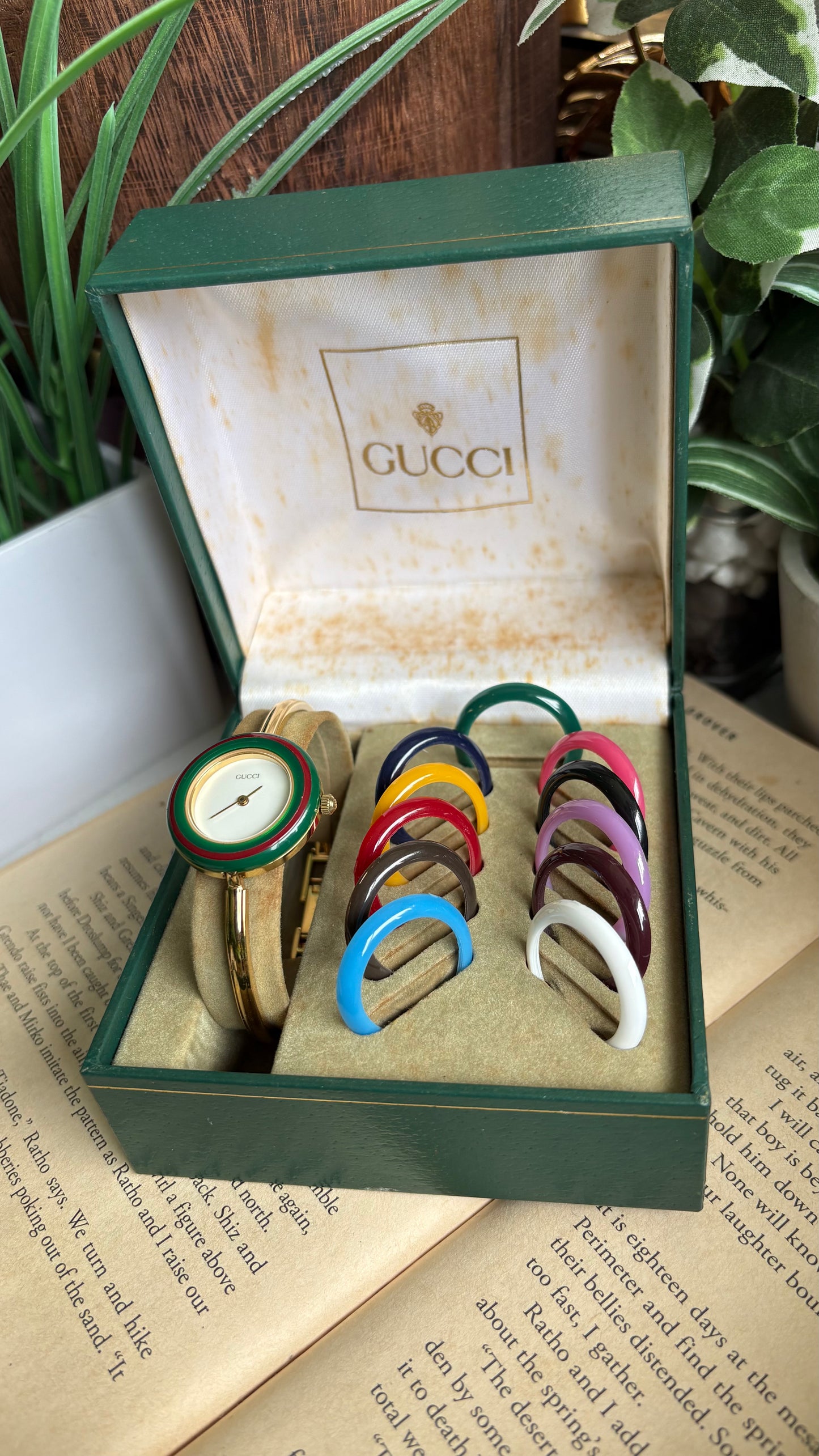 Vintage Gucci 1100L Interchangeable Bezel Set Bangle Watch in Gold Tone