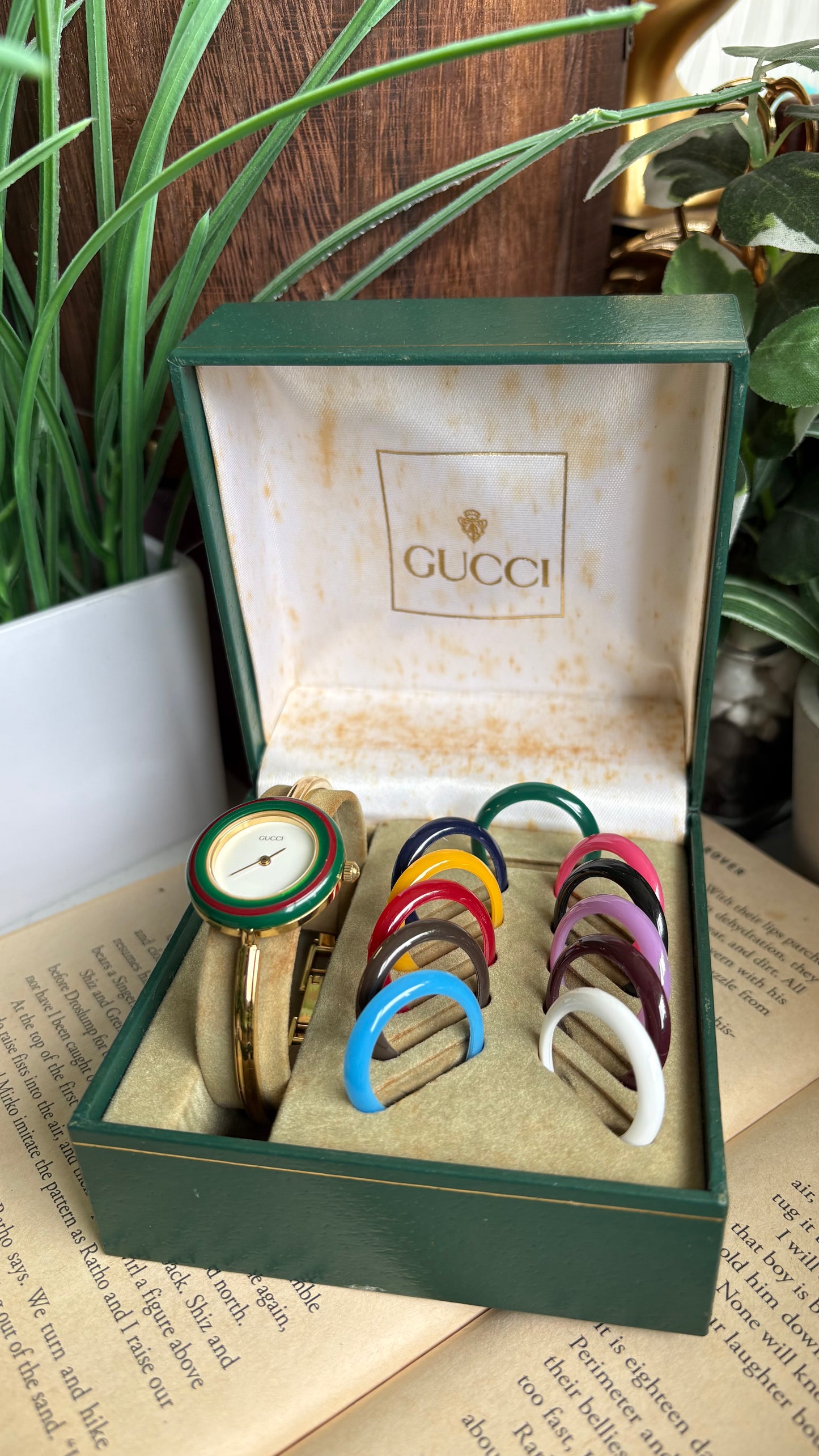 Vintage Gucci 1100L Interchangeable Bezel Set Bangle Watch in Gold Tone