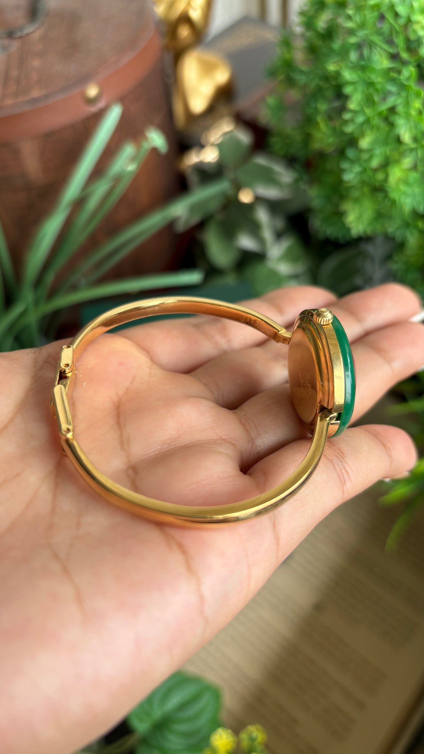 Vintage Gucci 1100L Interchangeable Bezel Set Bangle Watch in Gold Tone