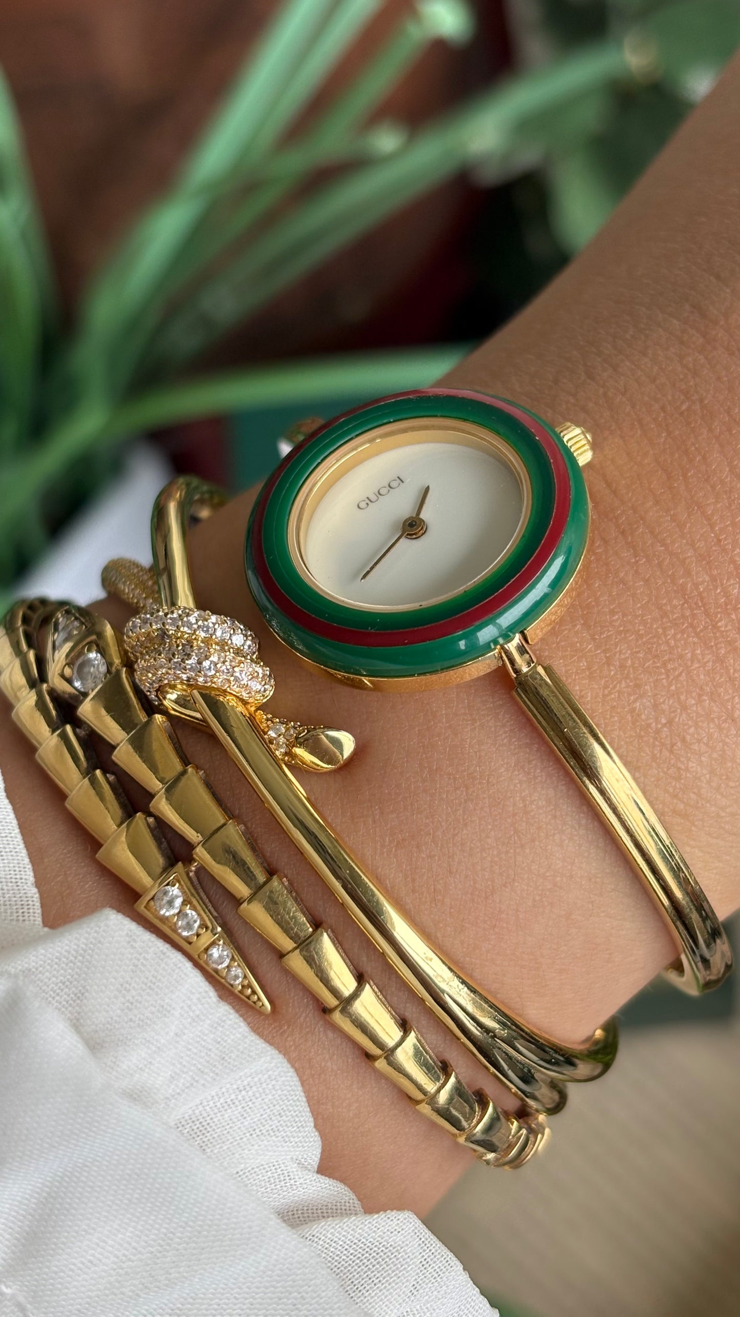 Vintage Gucci 1100L Interchangeable Bezel Set Bangle Watch in Gold Tone
