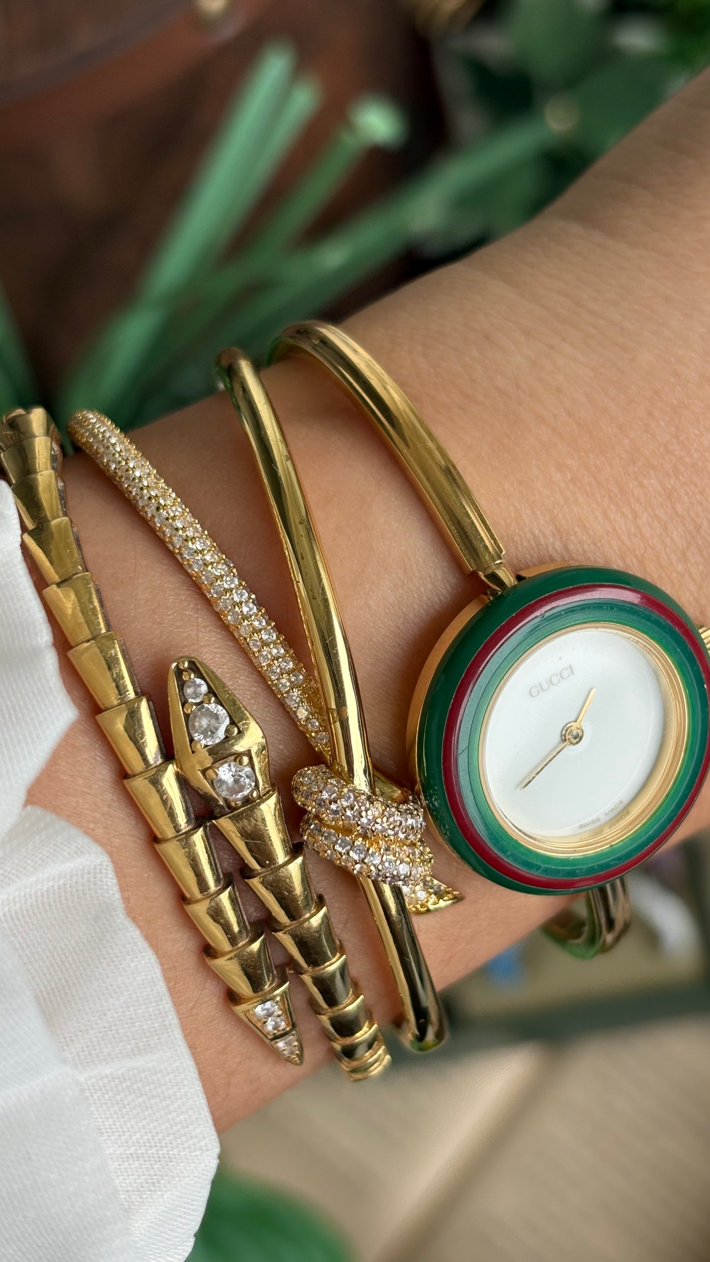 Vintage Gucci 1100L Interchangeable Bezel Set Bangle Watch in Gold Tone