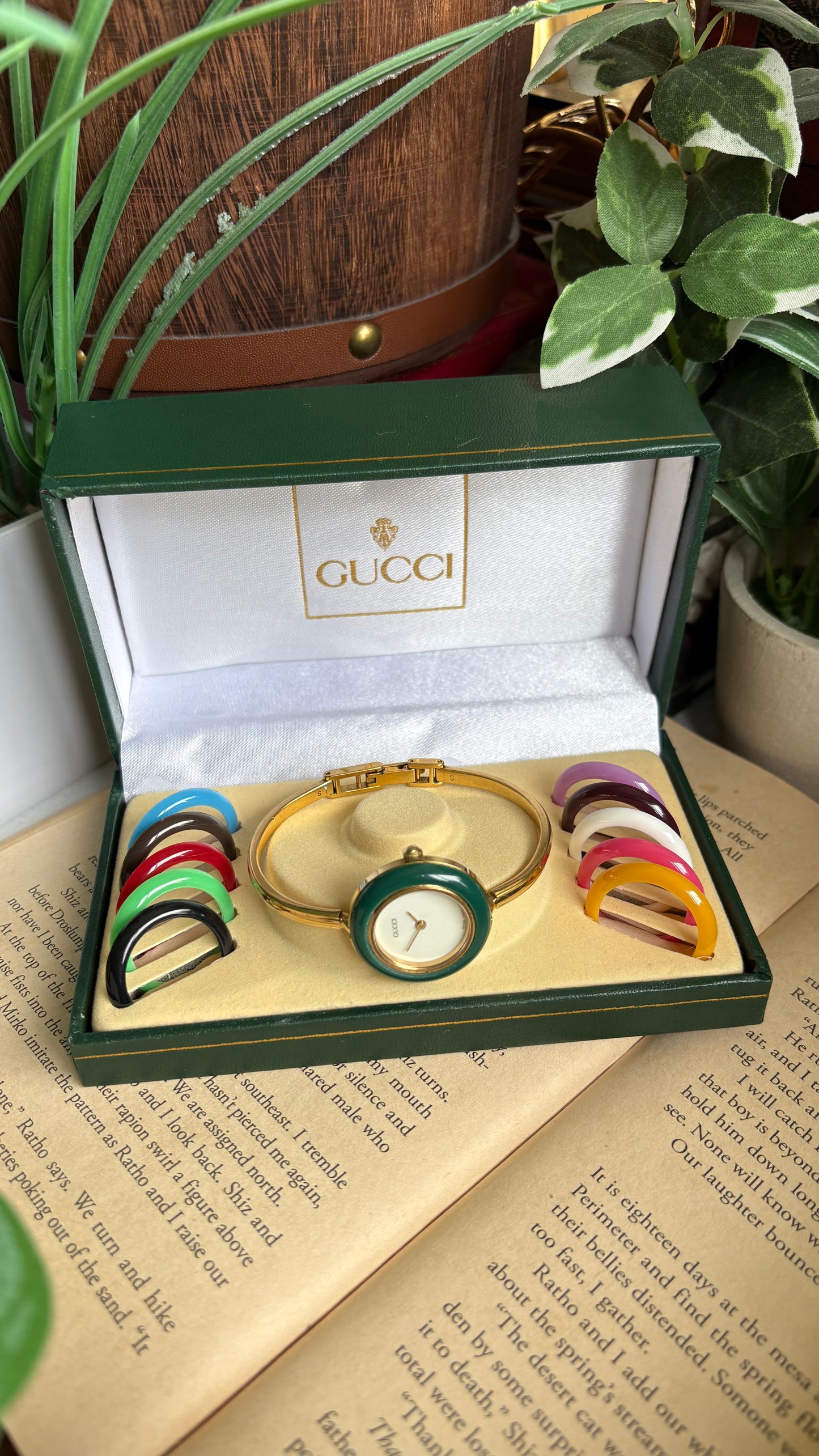 Vintage Gucci 1100L Interchangeable Bezel Set Bangle Watch in Gold Tone