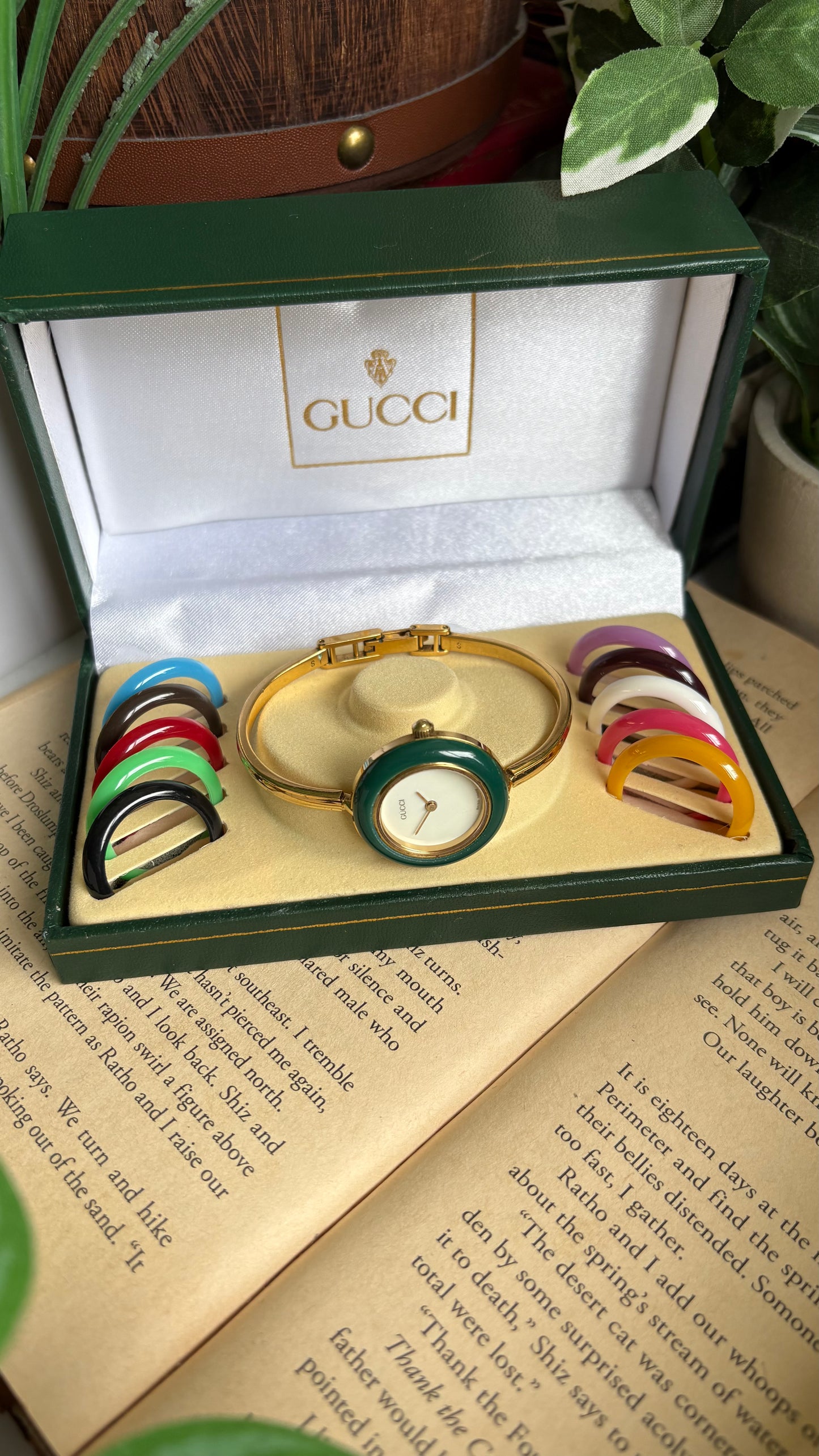 Vintage Gucci 1100L Interchangeable Bezel Set Bangle Watch in Gold Tone