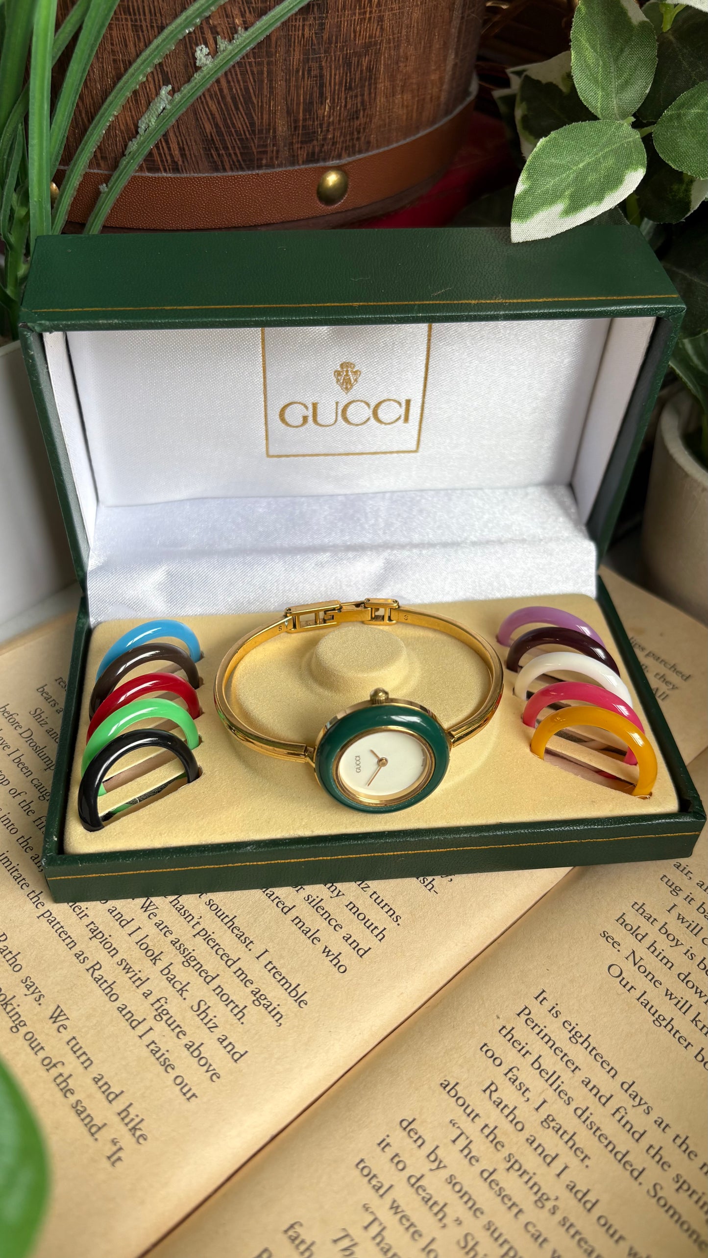 Vintage Gucci 1100L Interchangeable Bezel Set Bangle Watch in Gold Tone