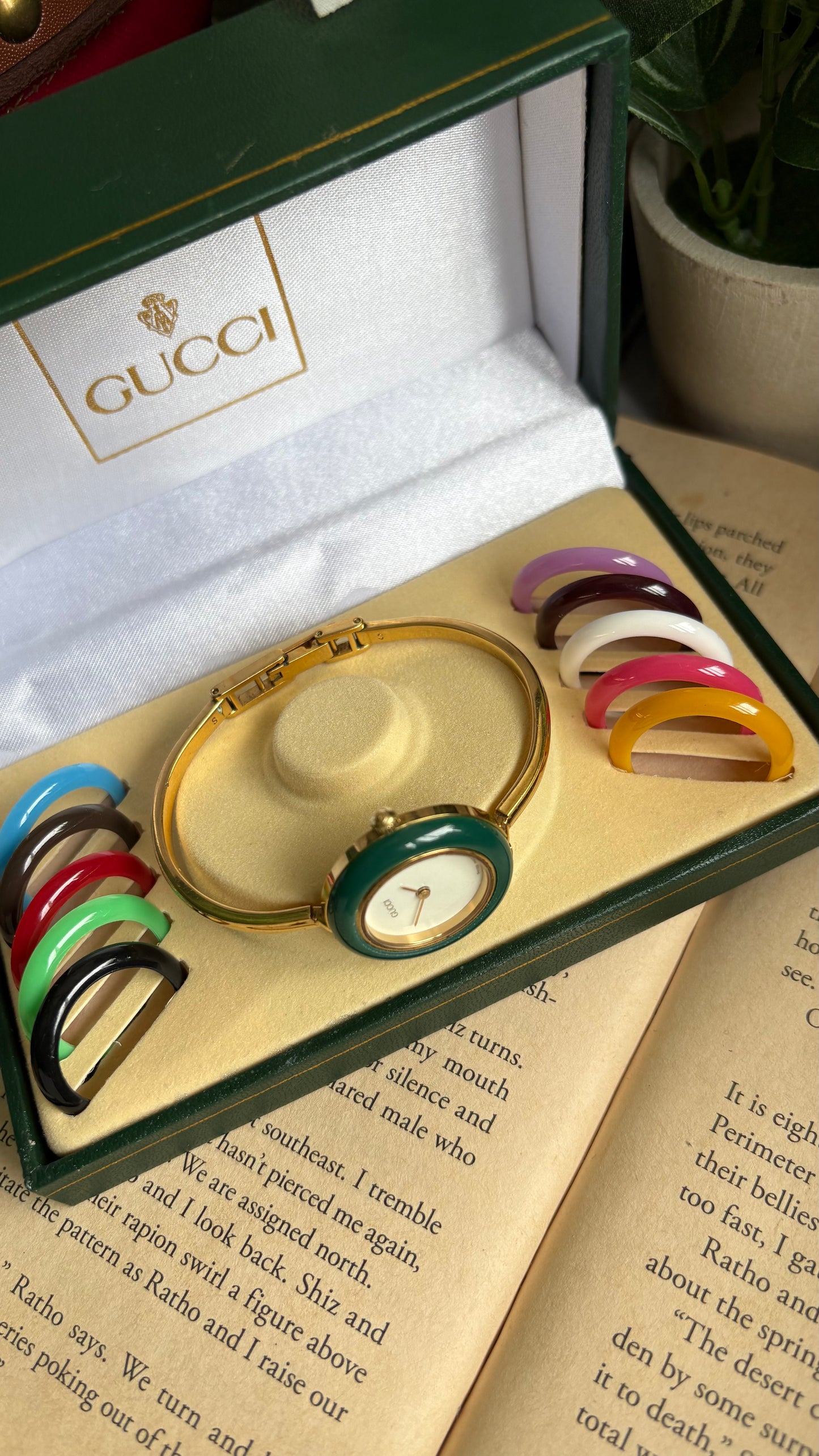 Vintage Gucci 1100L Interchangeable Bezel Set Bangle Watch in Gold Tone
