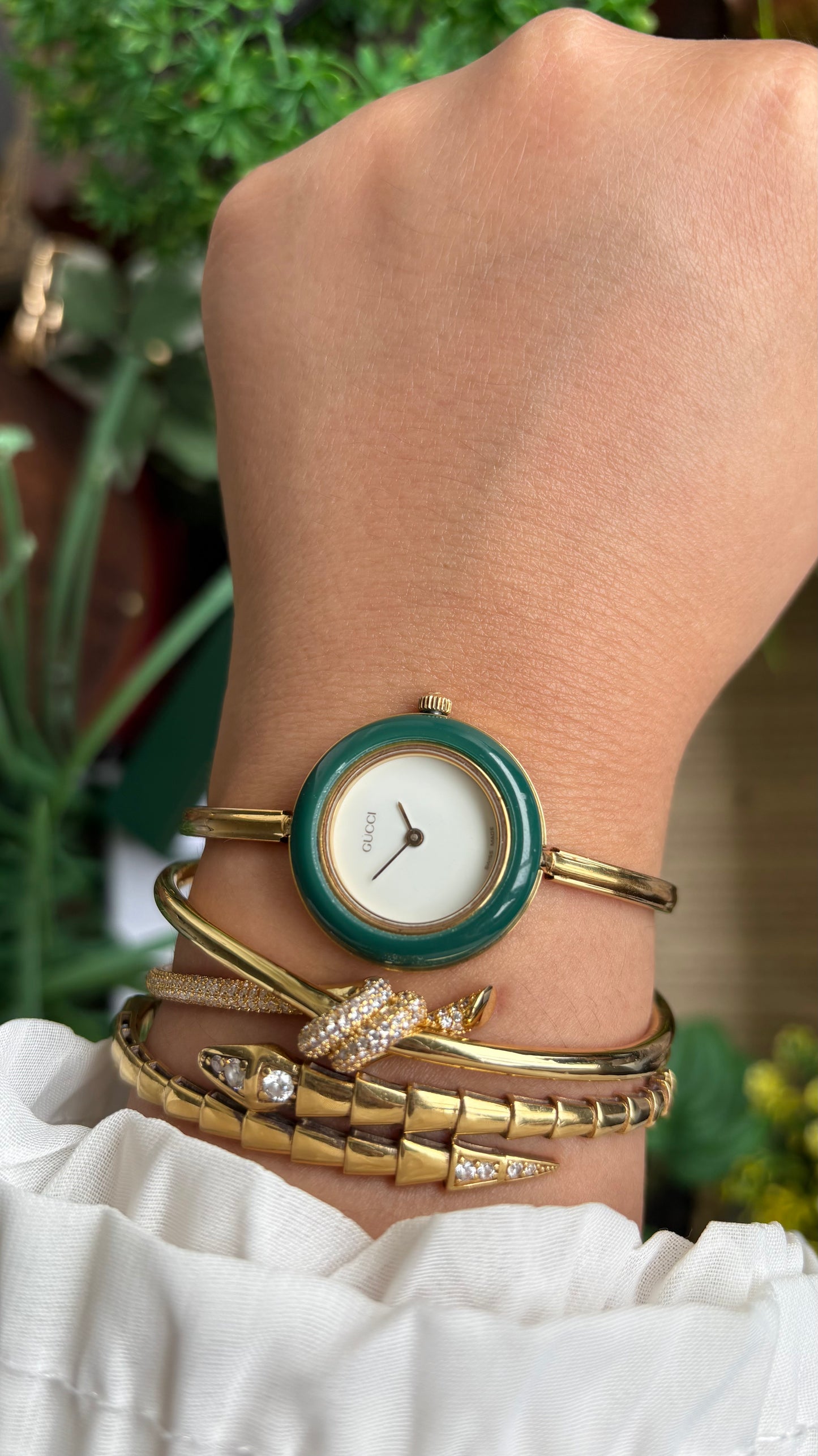Vintage Gucci 1100L Interchangeable Bezel Set Bangle Watch in Gold Tone