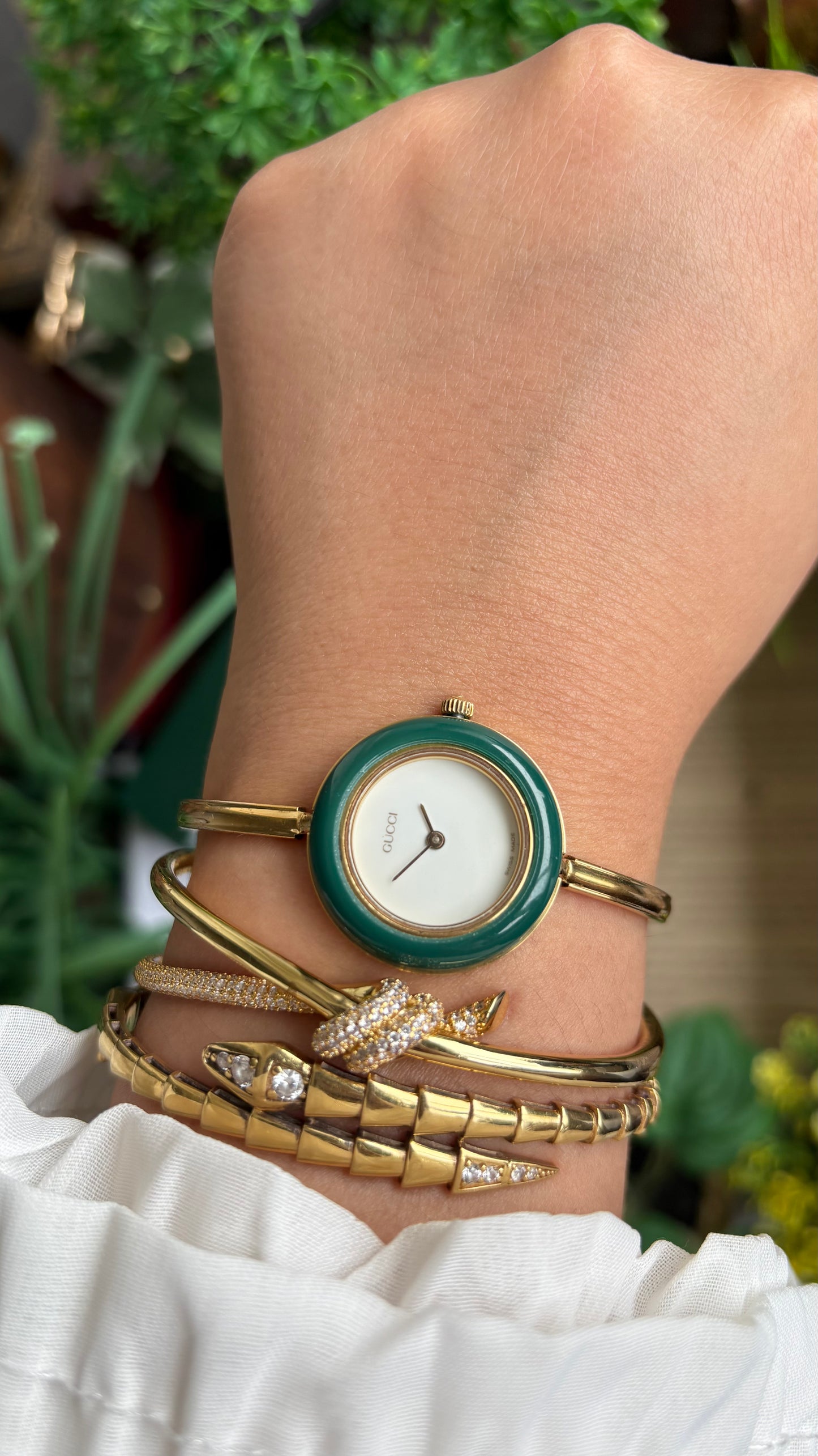Vintage Gucci 1100L Interchangeable Bezel Set Bangle Watch in Gold Tone