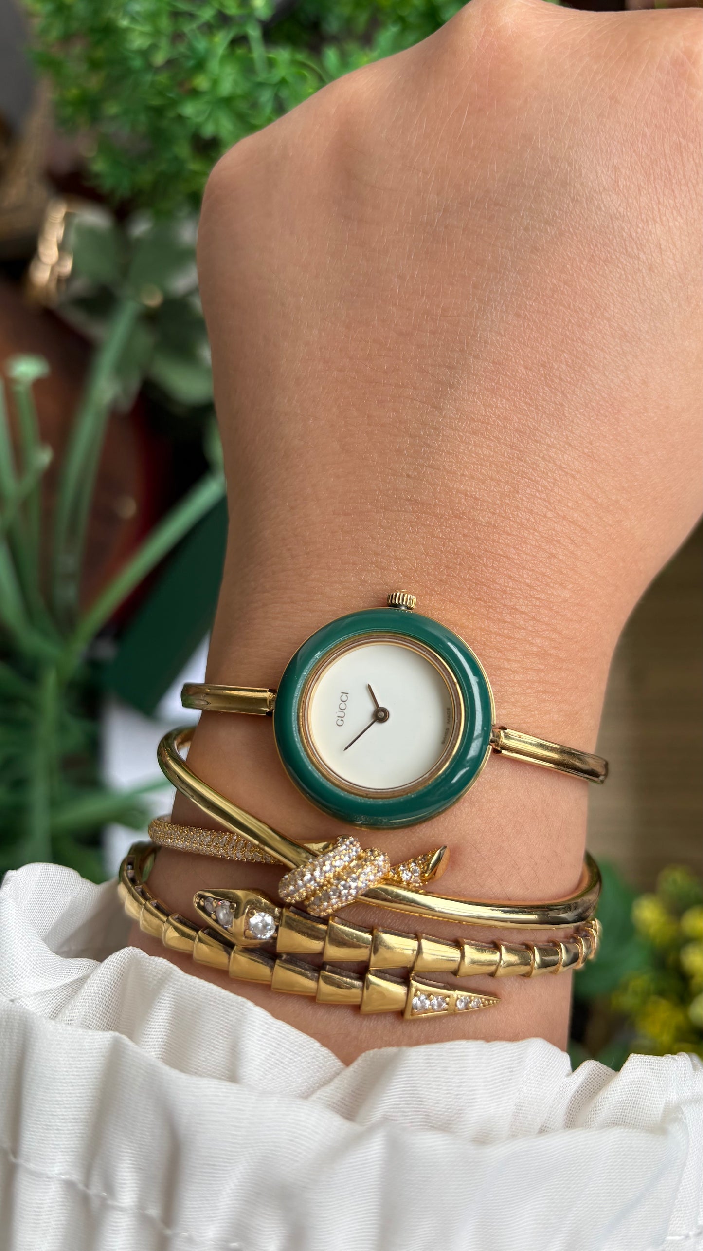 Vintage Gucci 1100L Interchangeable Bezel Set Bangle Watch in Gold Tone