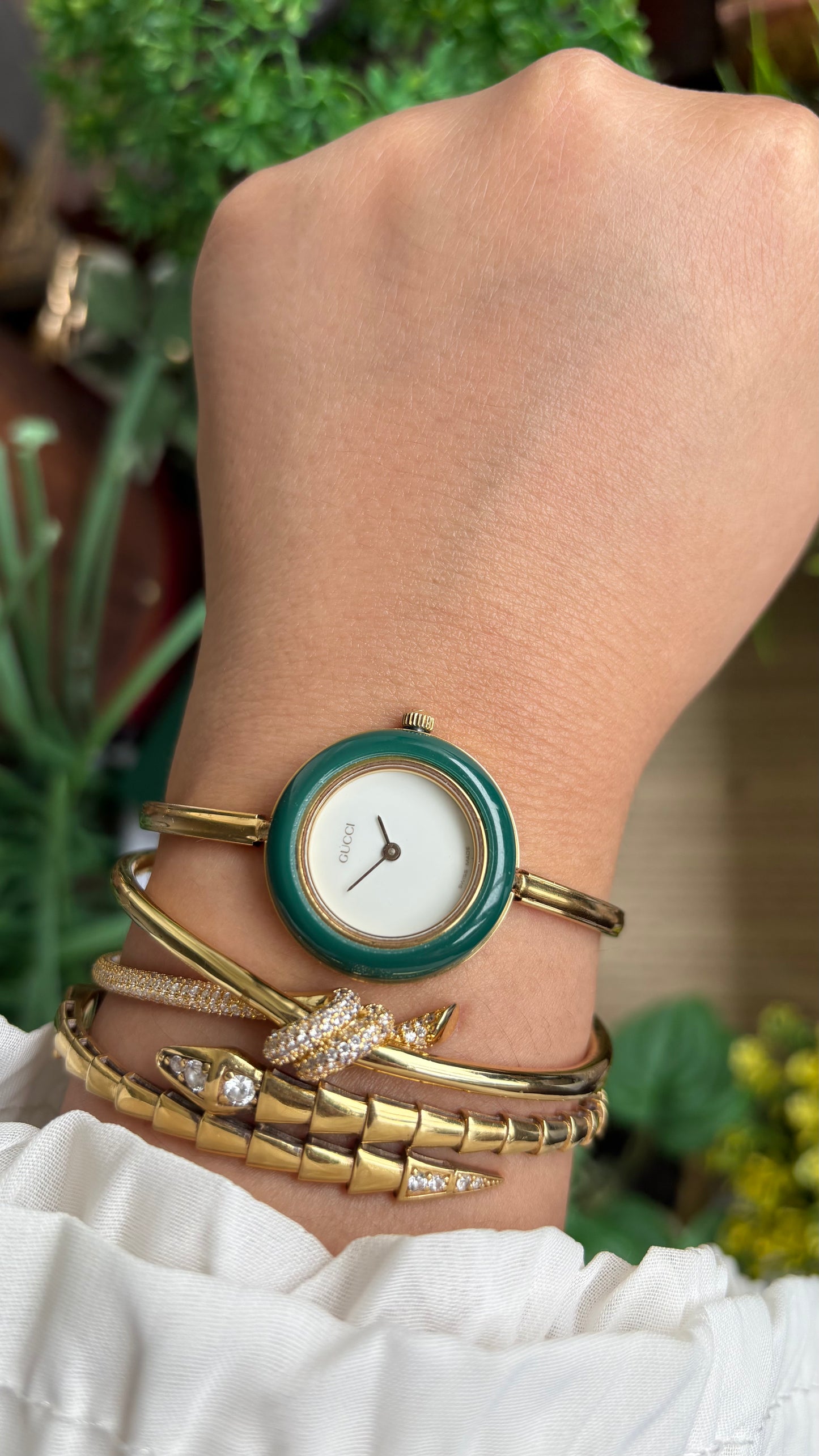 Vintage Gucci 1100L Interchangeable Bezel Set Bangle Watch in Gold Tone