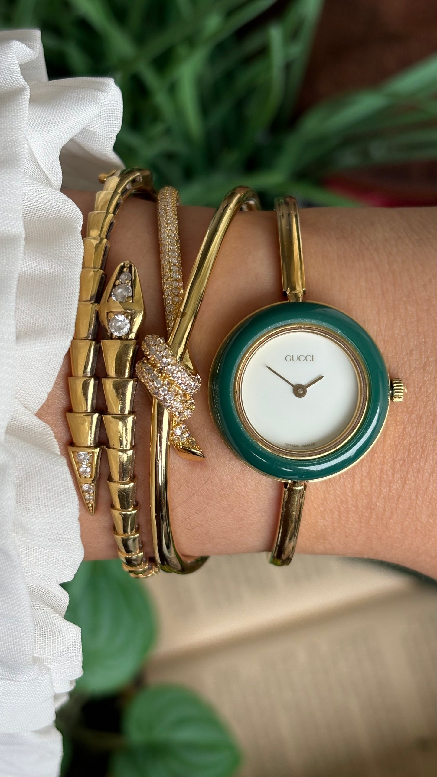Vintage Gucci 1100L Interchangeable Bezel Set Bangle Watch in Gold Tone