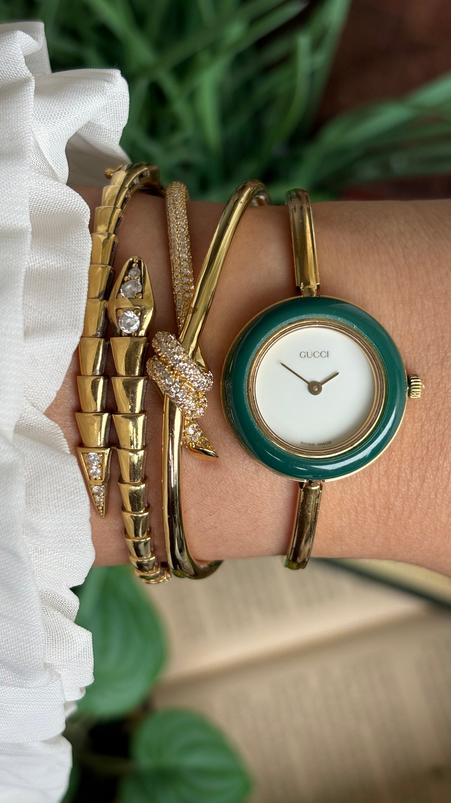 Vintage Gucci 1100L Interchangeable Bezel Set Bangle Watch in Gold Tone