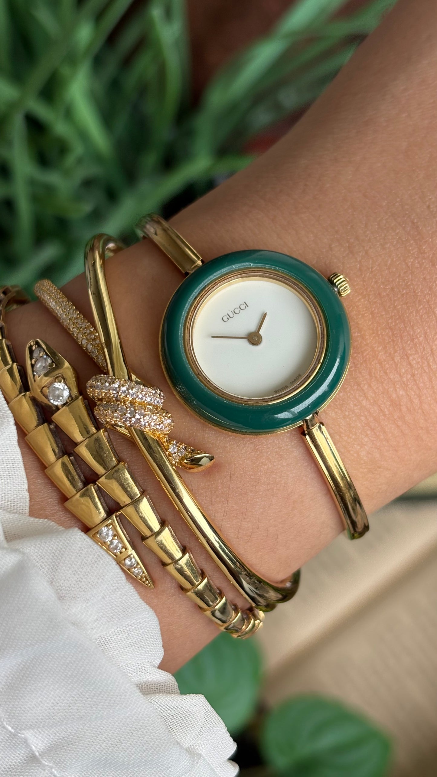 Vintage Gucci 1100L Interchangeable Bezel Set Bangle Watch in Gold Tone