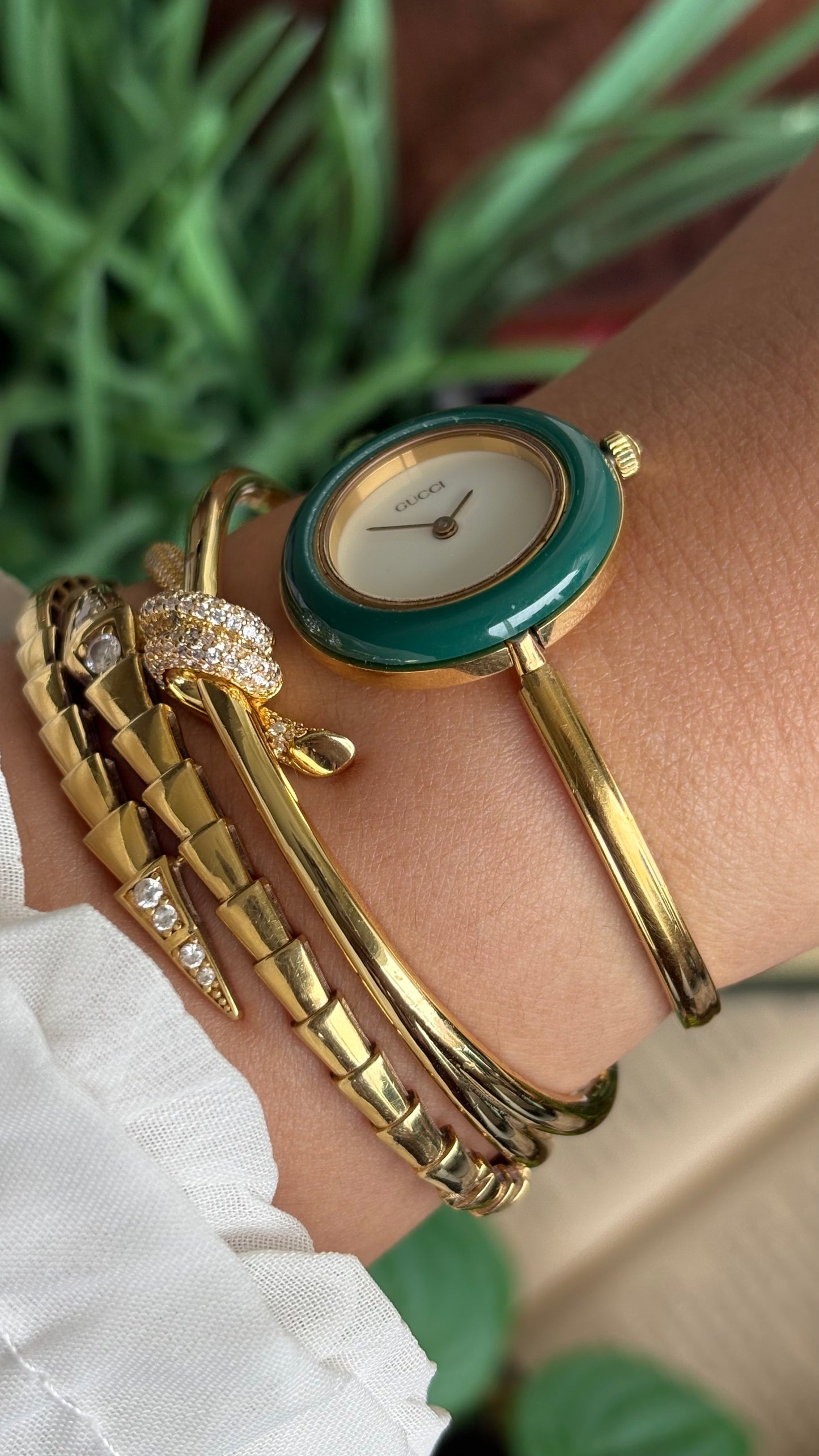 Vintage Gucci 1100L Interchangeable Bezel Set Bangle Watch in Gold Tone